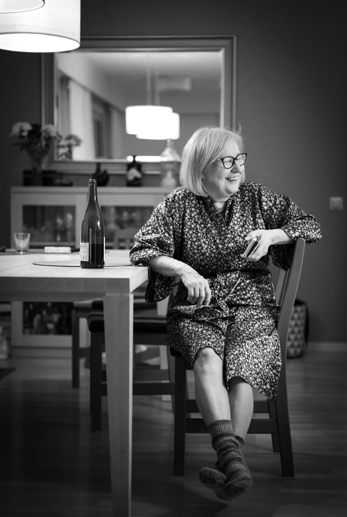 Äitiä naurattaa, kun Jukka tulee saunasta nakusillaan kameran eteen hillumaan. Äiti kielsi julkaisemasta niitä kuvia.