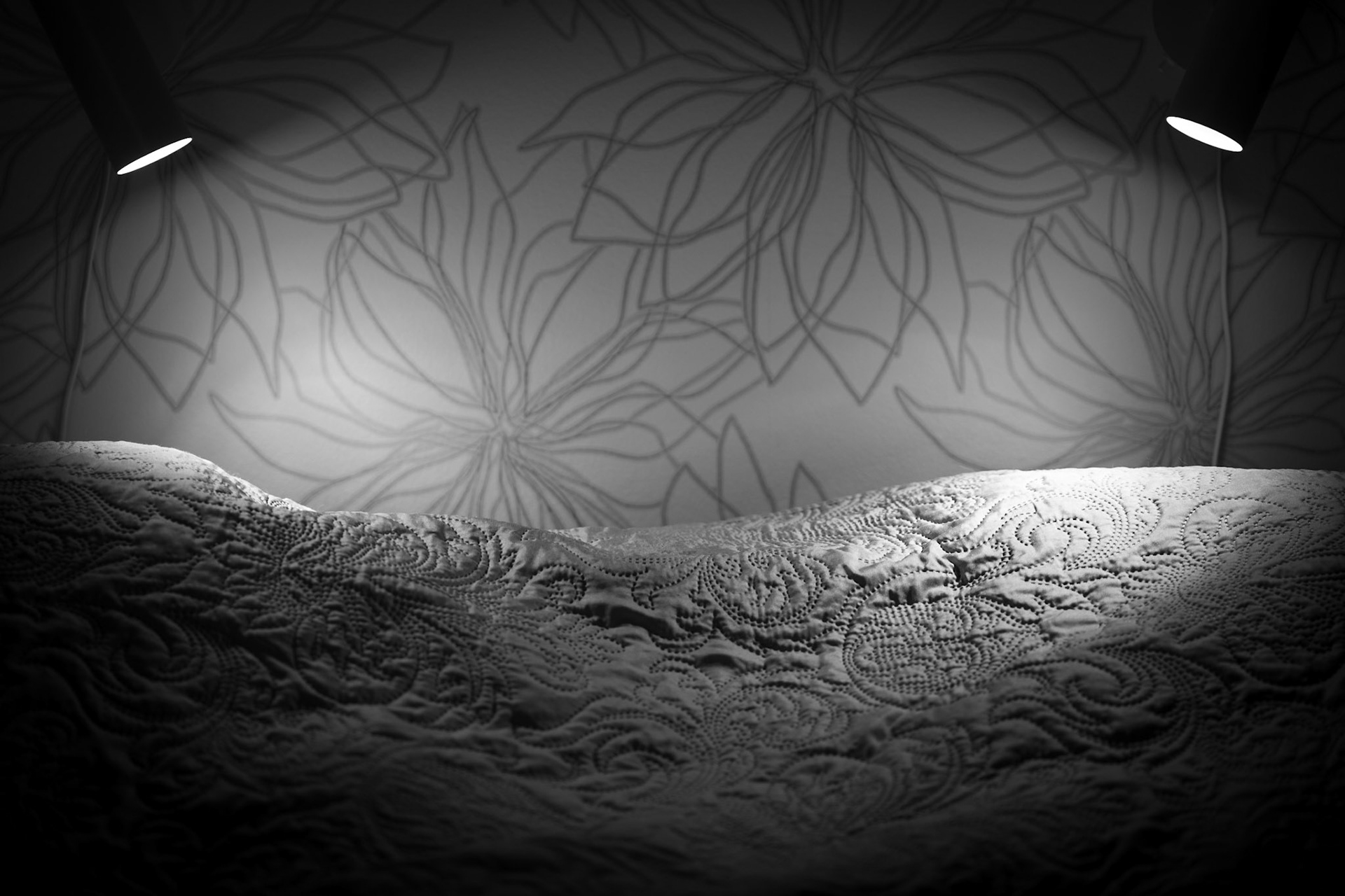 Makuuhuone on vuosien takaisessa sisustusrempasas tehty tyylikkääksi niin kuin koko kämppä muutenkin.