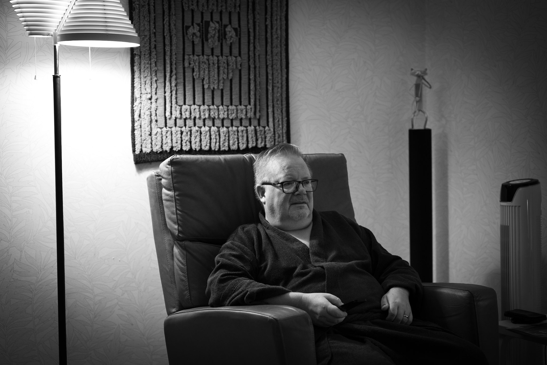 Jukka vakiopaikassaan. Miljoonan euron alvari aallon lamppu valaisee hänen elämäänsä.