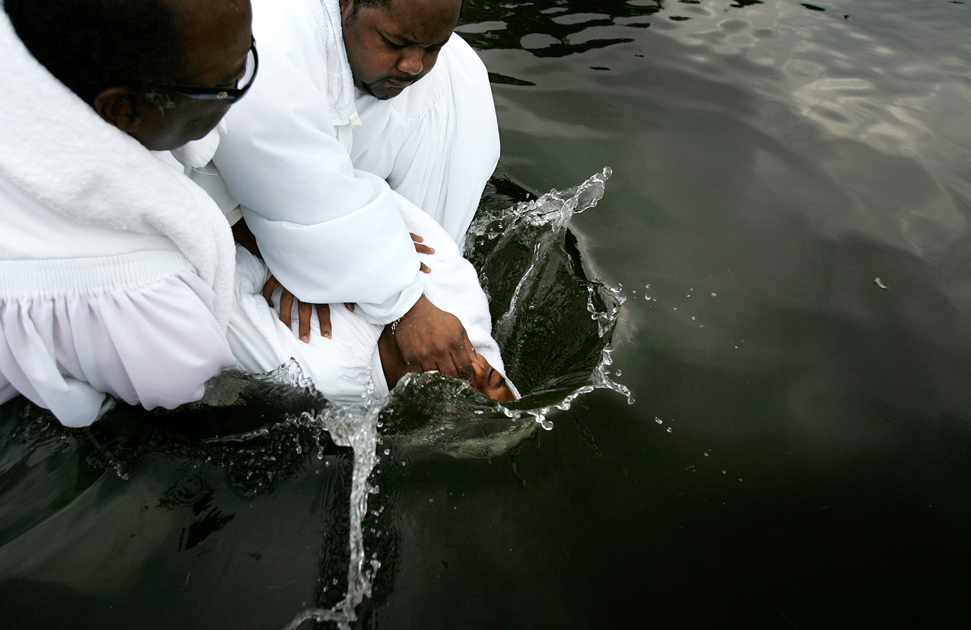 Lakeside baptism at Lake Anna, Sunday, Sept. 10, 2006, in Barberton, Ohio. (David Foster/Akron Beacon Journal)