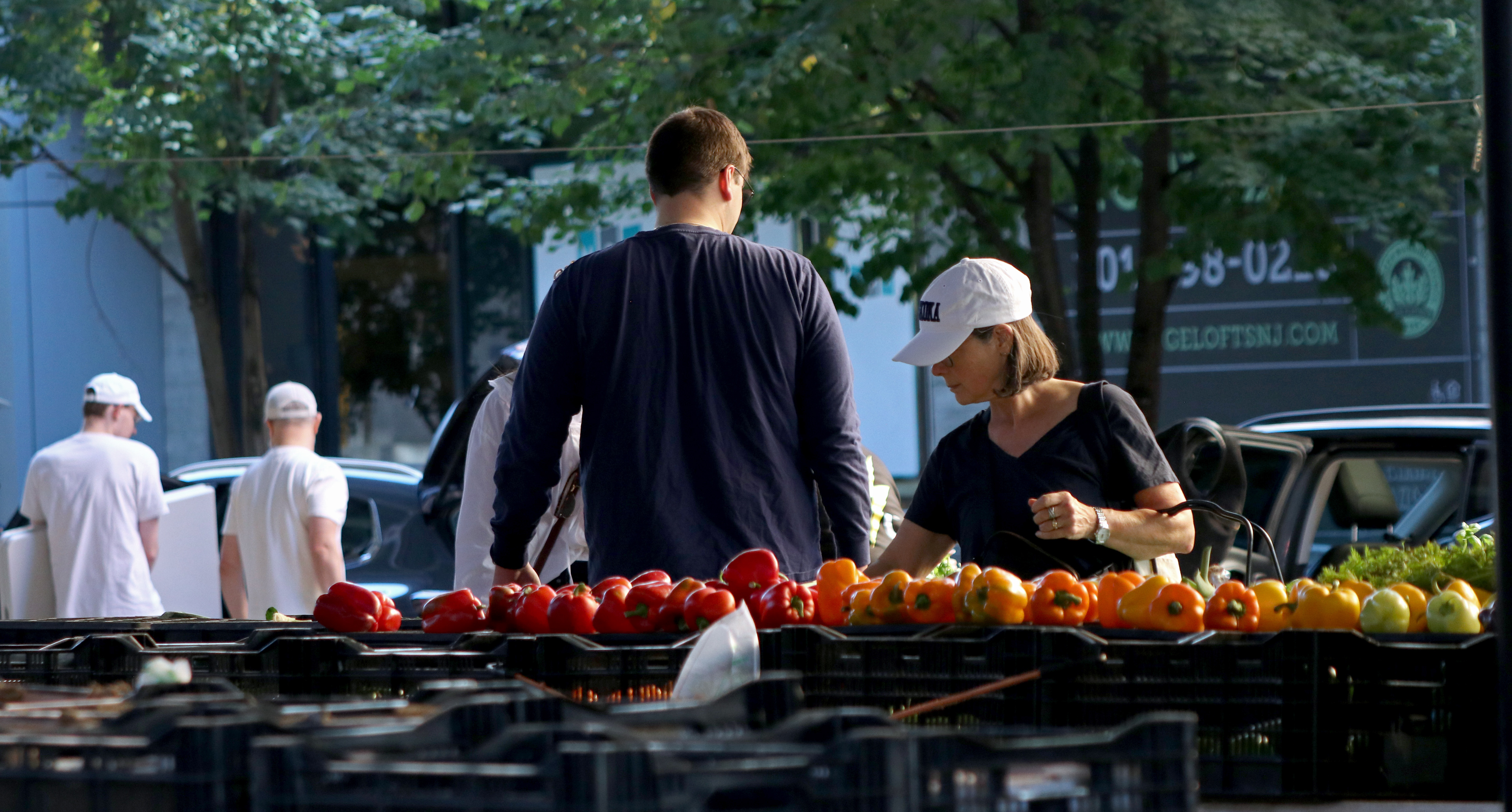 HOBOKEN, NJ, 10-05-2024 PEOPLE IN ACTION: Costumers pick their peppers at a farmers market in 14th Street, Hoboken, New Jersey, on October 5. The photo illustrate how people can get local and fresh produce directly from farmers. 