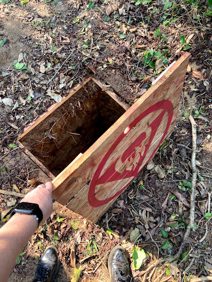 alçapão de entrada para a caverna