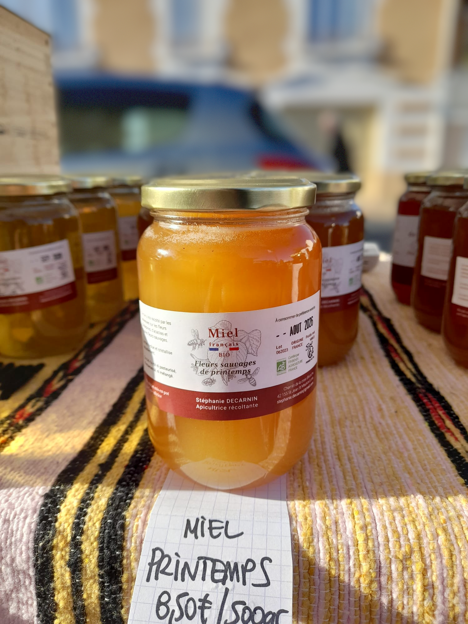 Miel de printemps aux fleurs sauvages au marché