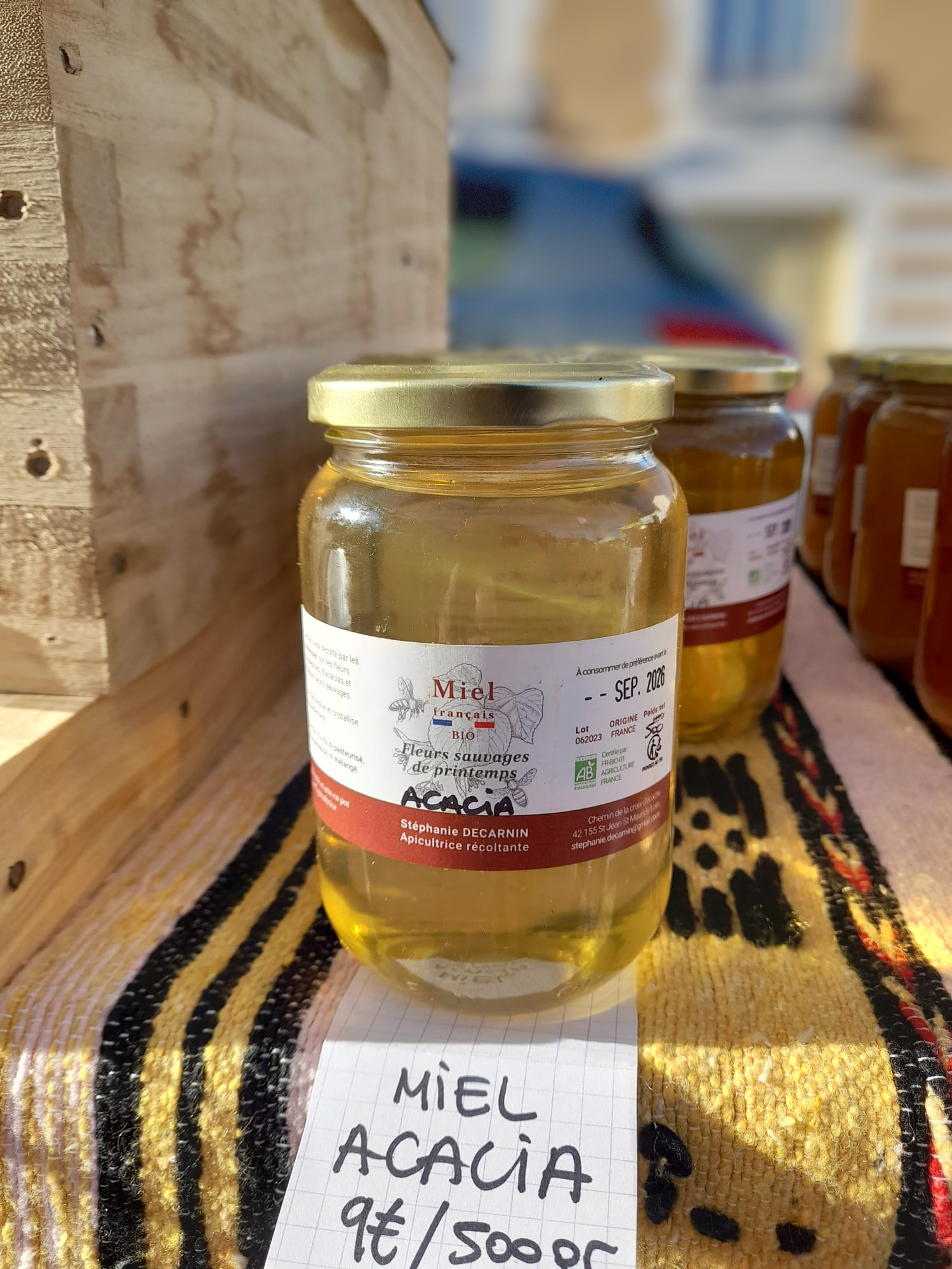 Miel aux fleurs sauvages d'acacia au marché
