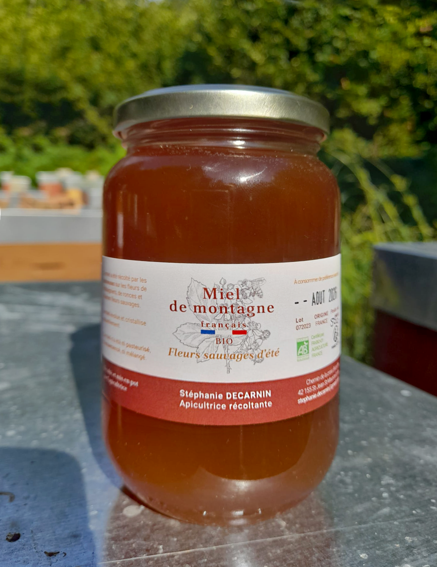 Miel de montagne aux fleurs sauvages d'été sur rucher