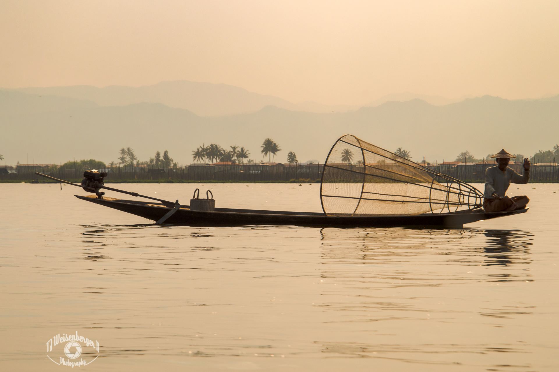 Intha, Traditional Basket Fisherman of Inle Lake - Burma Myanmar