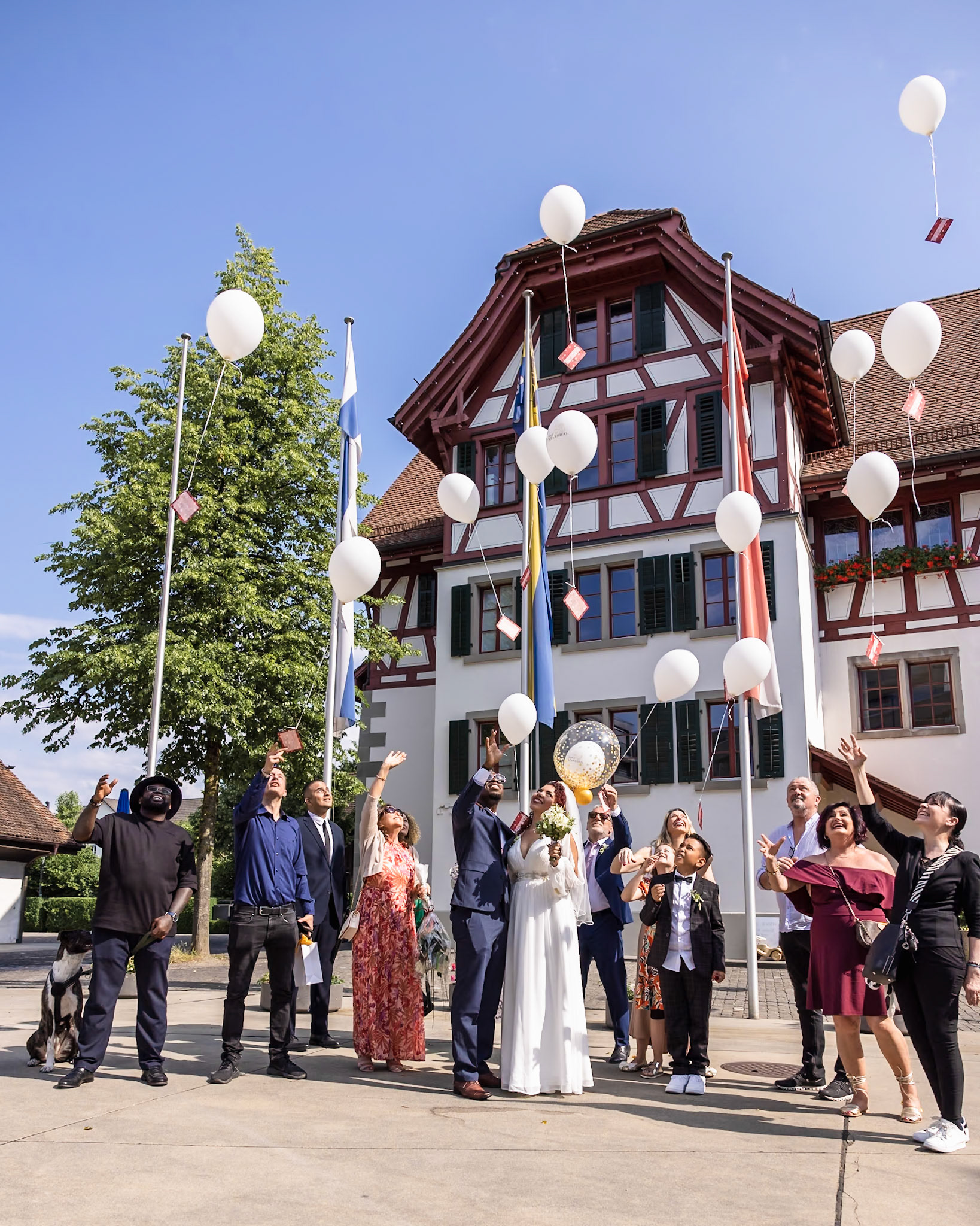 Die Hochzeitsgesellschaft lässt die Ballone fliegen