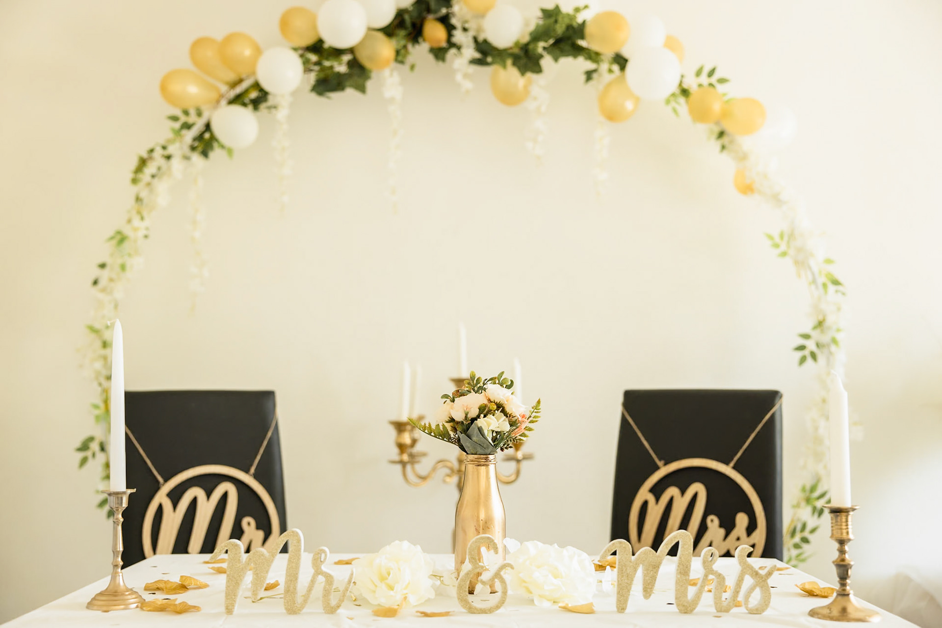 Mr & Mrs auf dem Hochzeitstisch