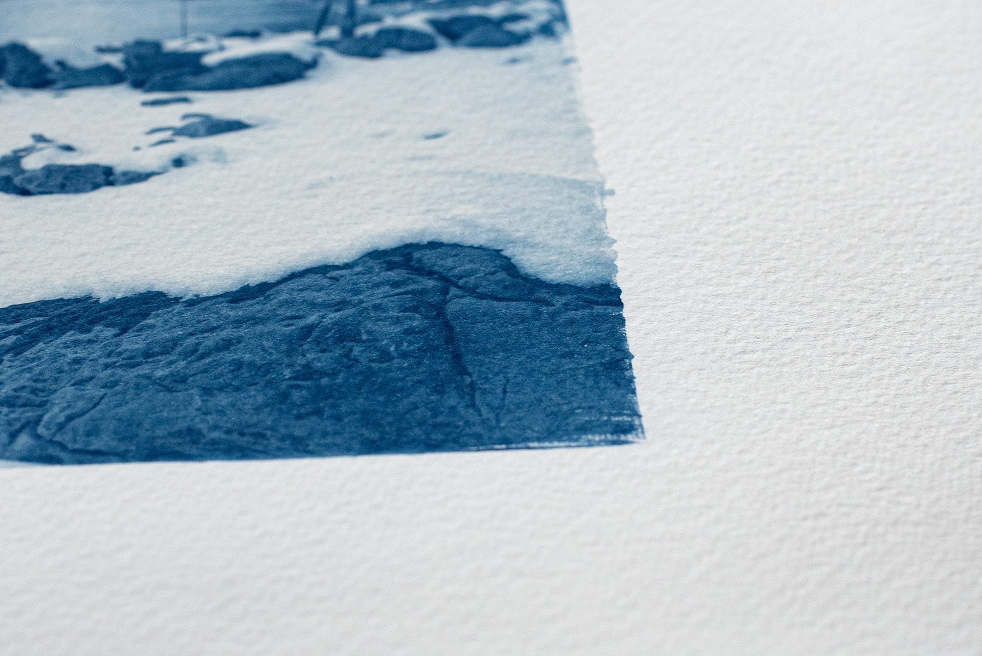 Nahaufnahme eines fertigen Drucks. Man erkennt die Struktur des Fine-Art Papiers
