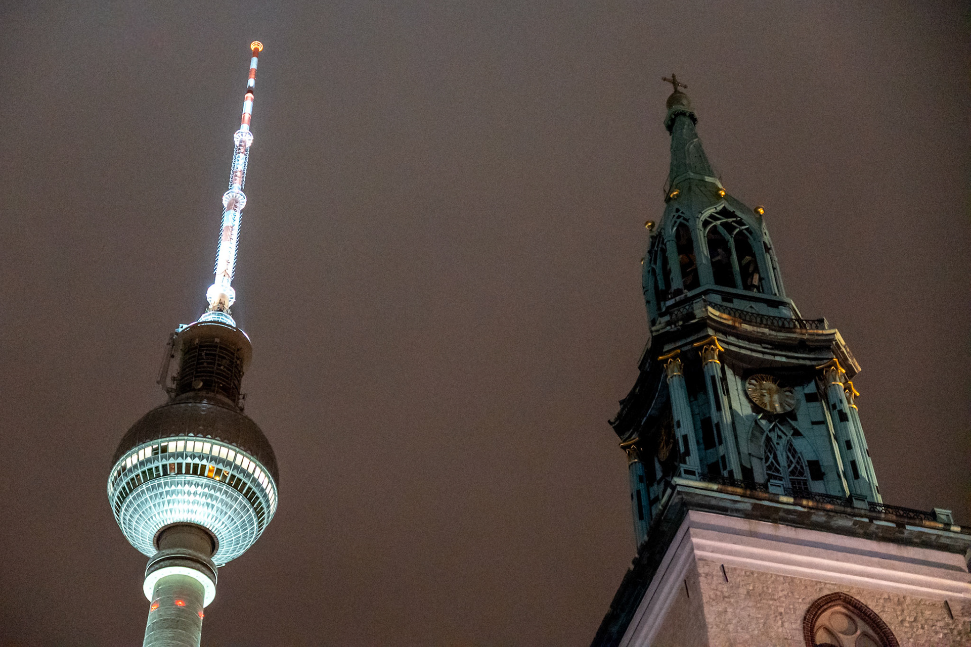 Torre de TV e Iglesia de Santa María