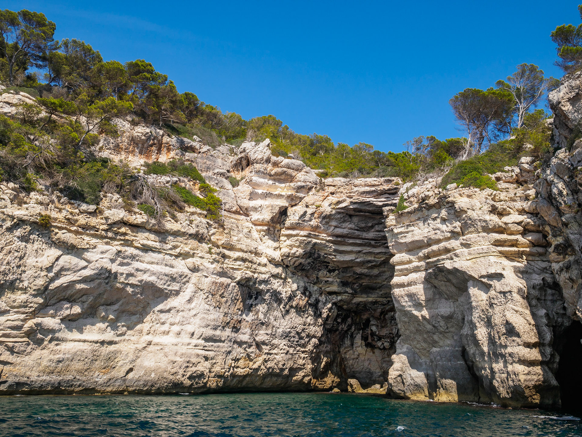 En barco por la costa sur