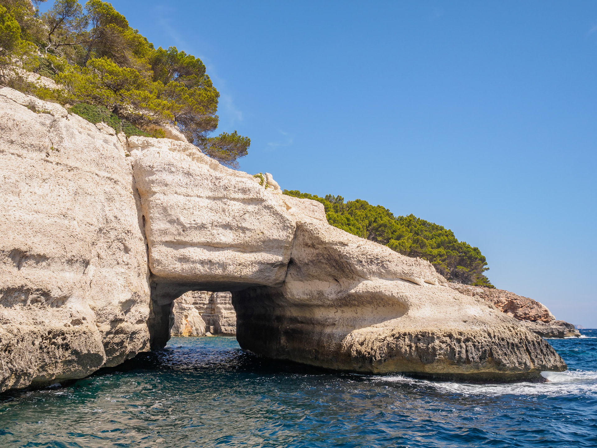 En barco por la costa sur