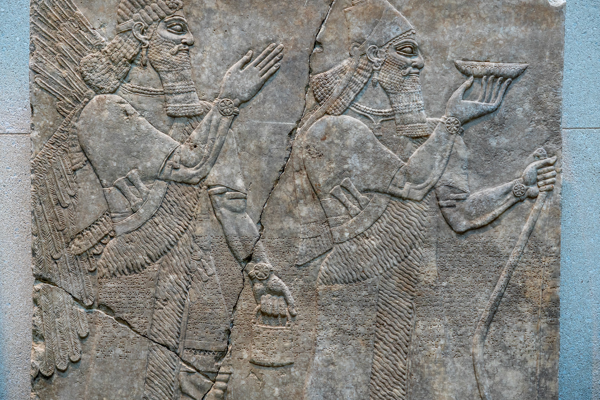 Asurbanipal junto a genio alado (Neues Museum)