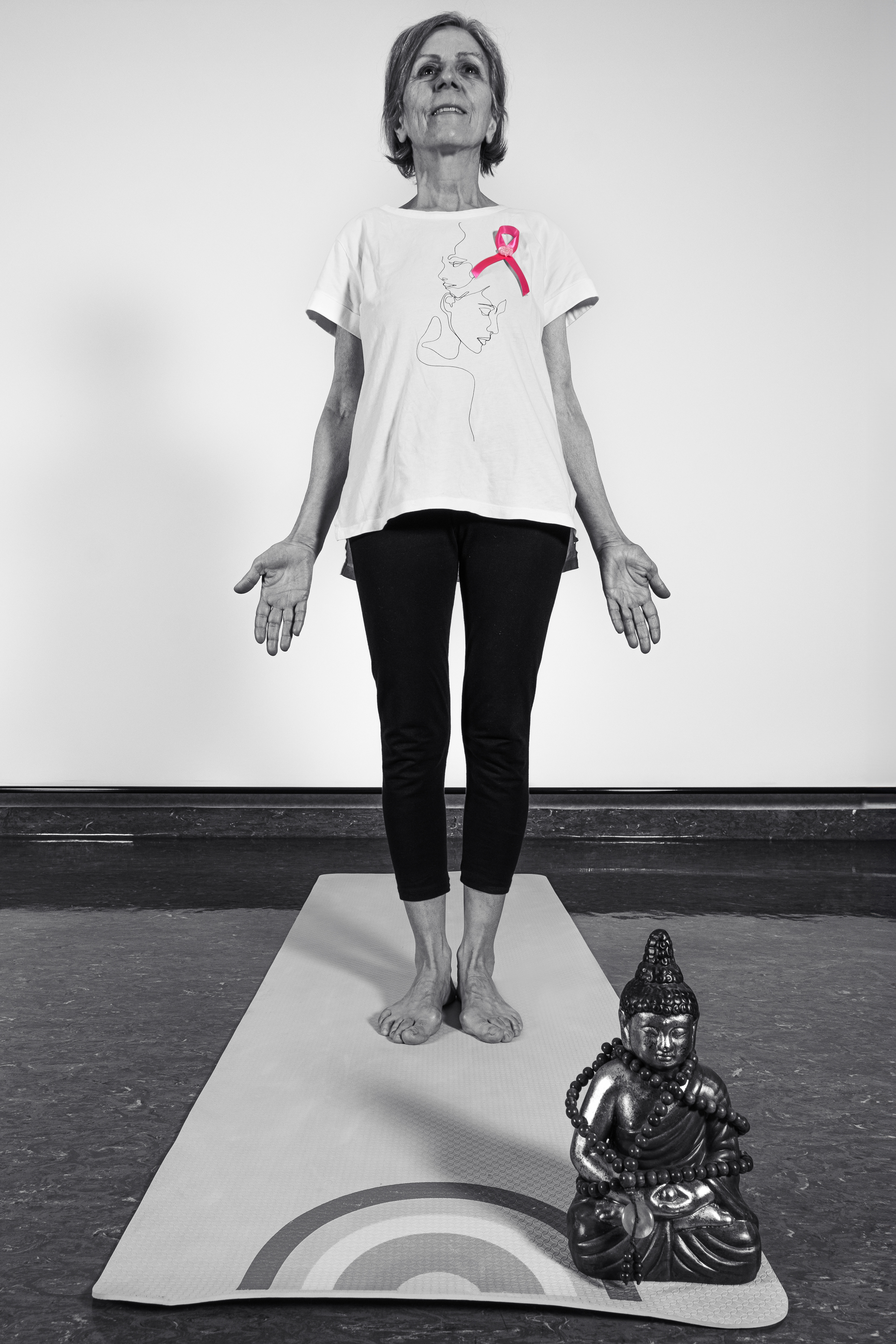 Tāḍāsana / Montagna. Come stare sui nostri due piedi. Radicamento nella terra. Il corpo diventa il collegamento tra cielo e terra.
