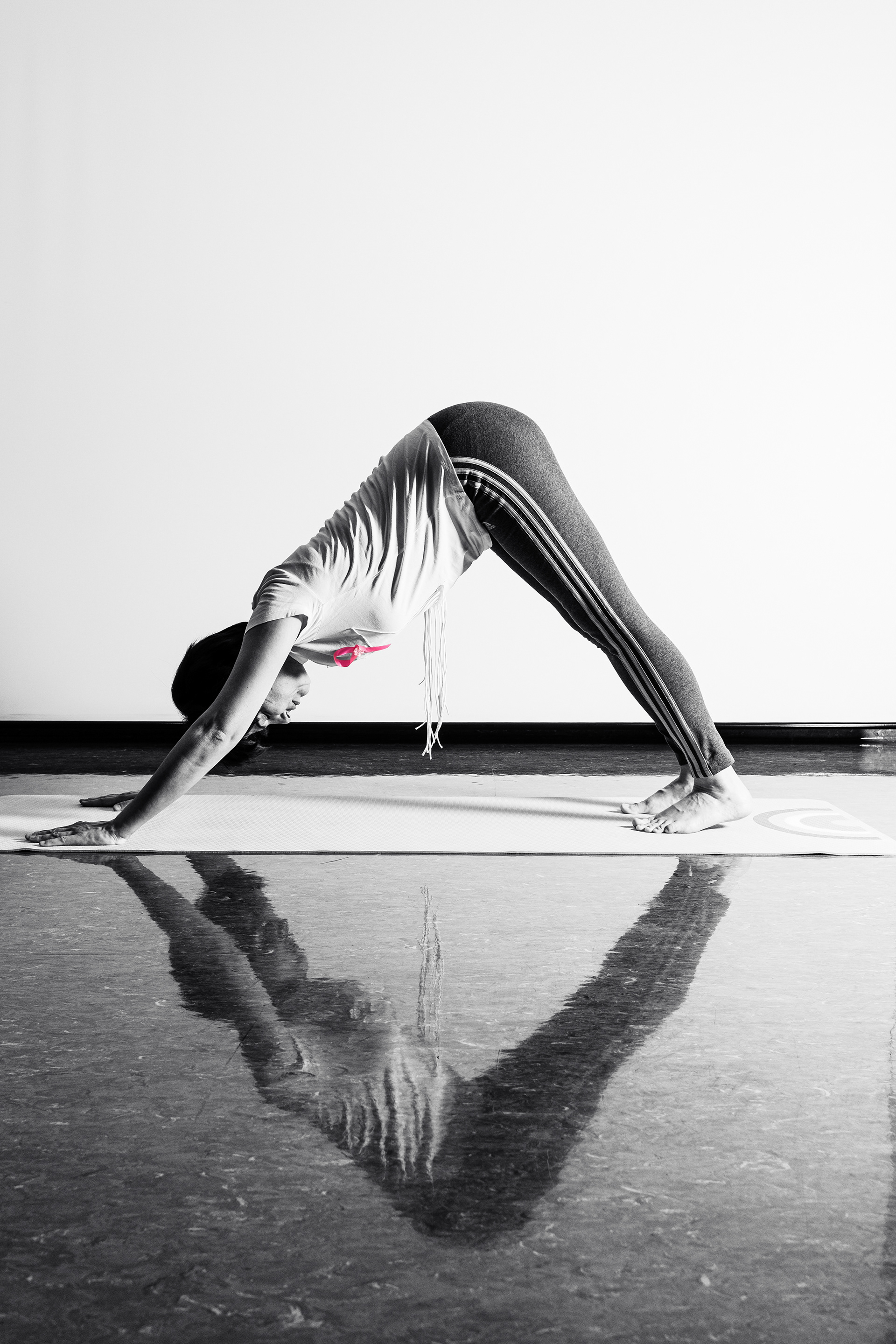 Adhomukhaśvānāsana / Posizione del cane a testa in giù.  Equilibrio interiore. Connessione con me stessa e sintonia con il mondo:  qui e ora.