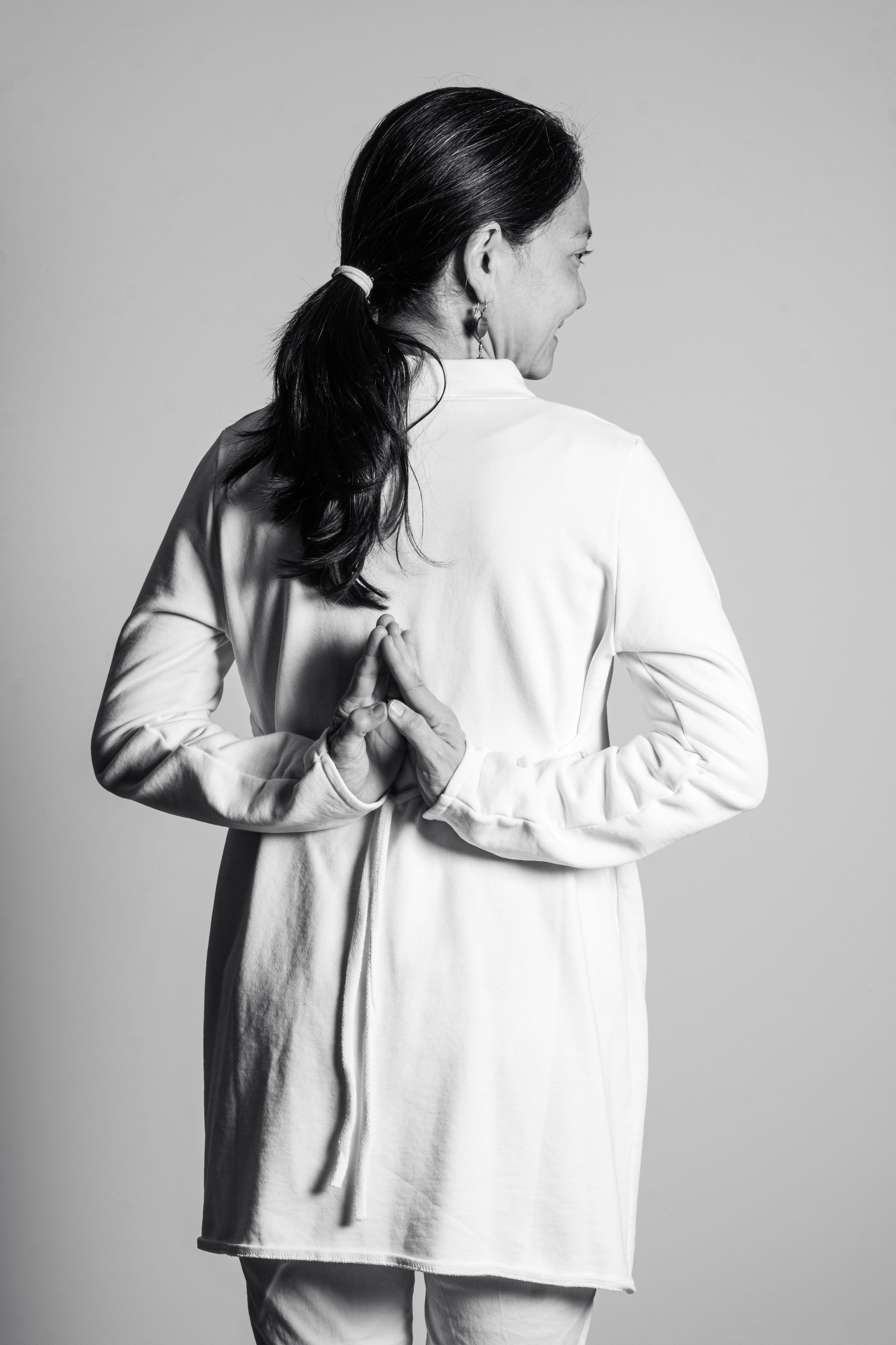 Anjali mudra / Mani a preghiera dietro la schiena. Ferma e presente respiro. La mente è libera e sorride.