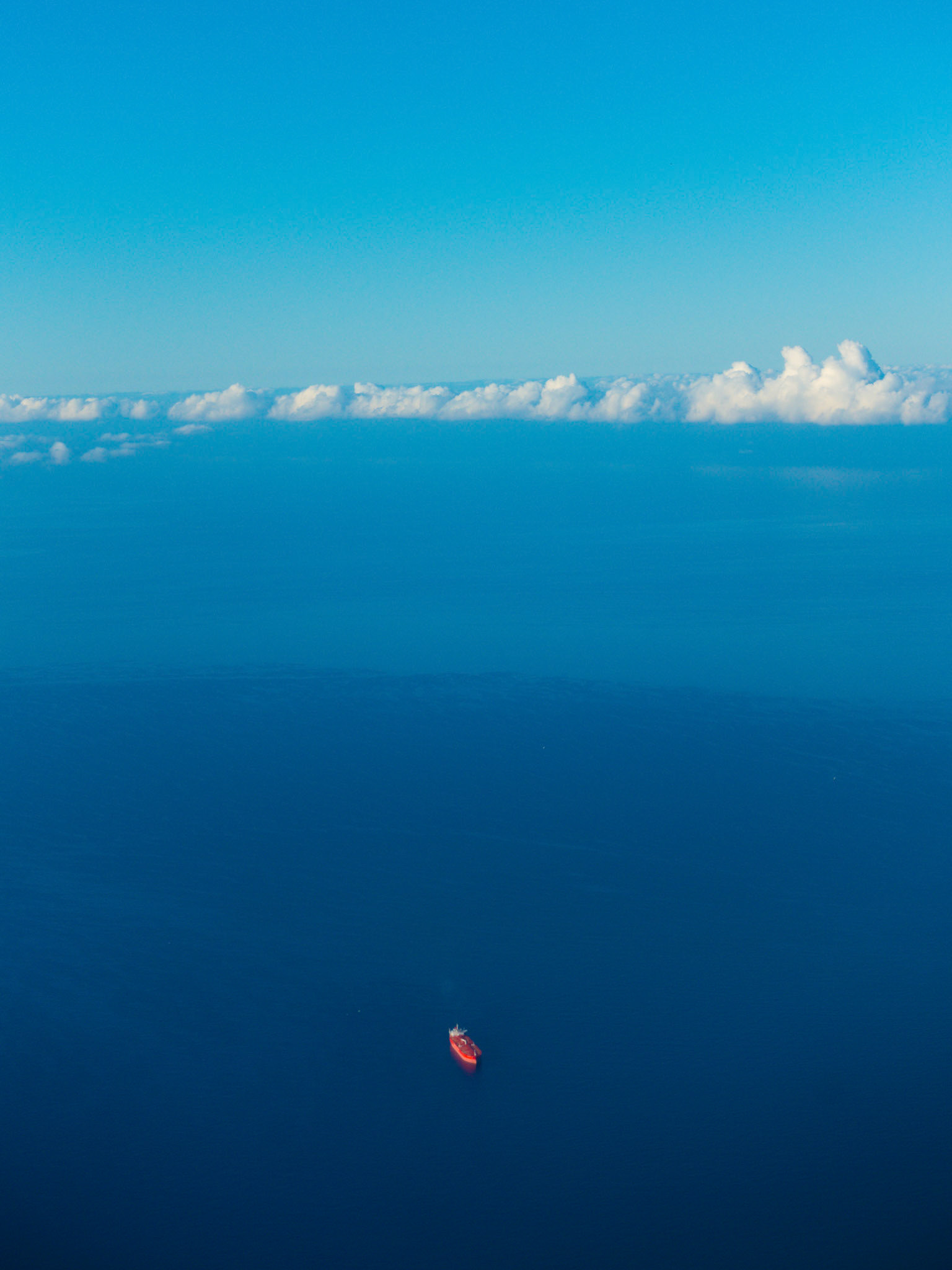 Blick vom Ainos aufs Meer mit tanker