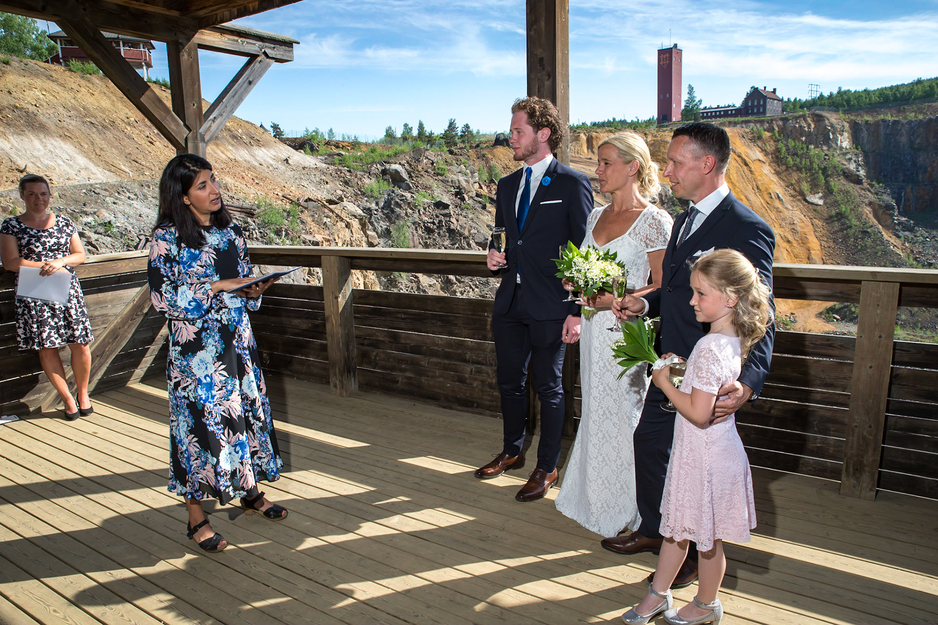 Roza Güclü Hedin, Patrik Bäck och Ylva-Li Klockares med mäktiga Falu Gruva i bakgrunden.