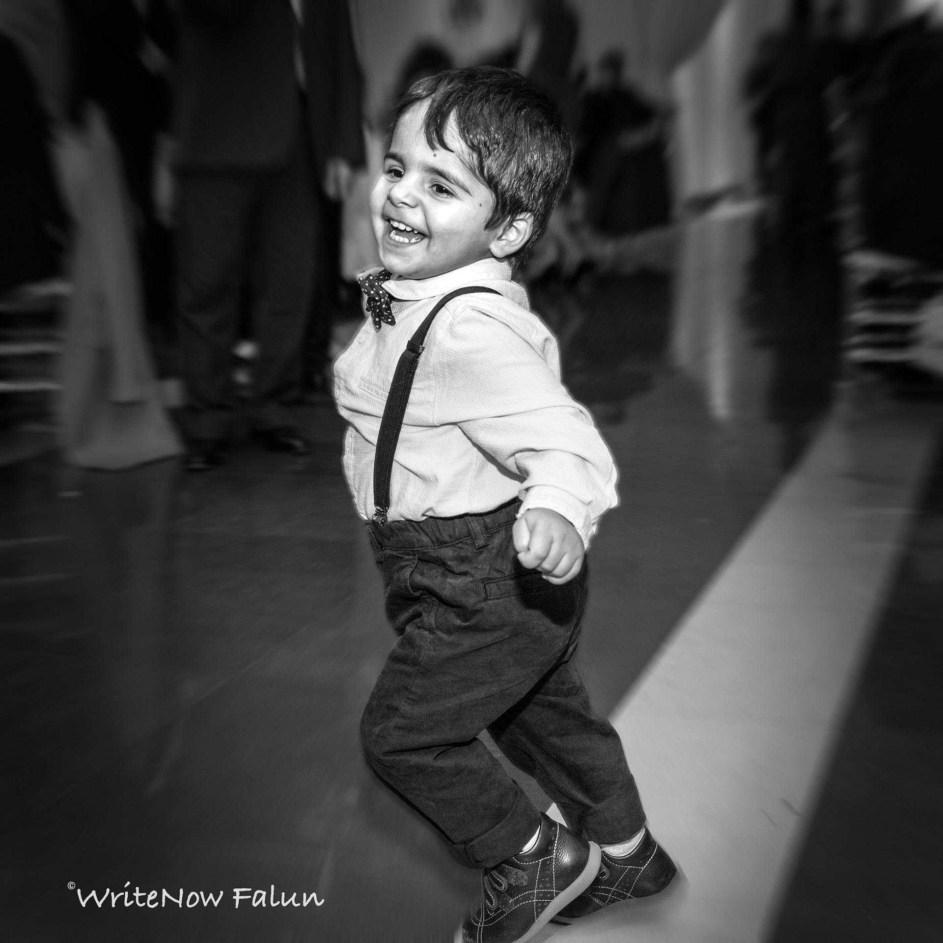 Glad kille dansar på bröllop