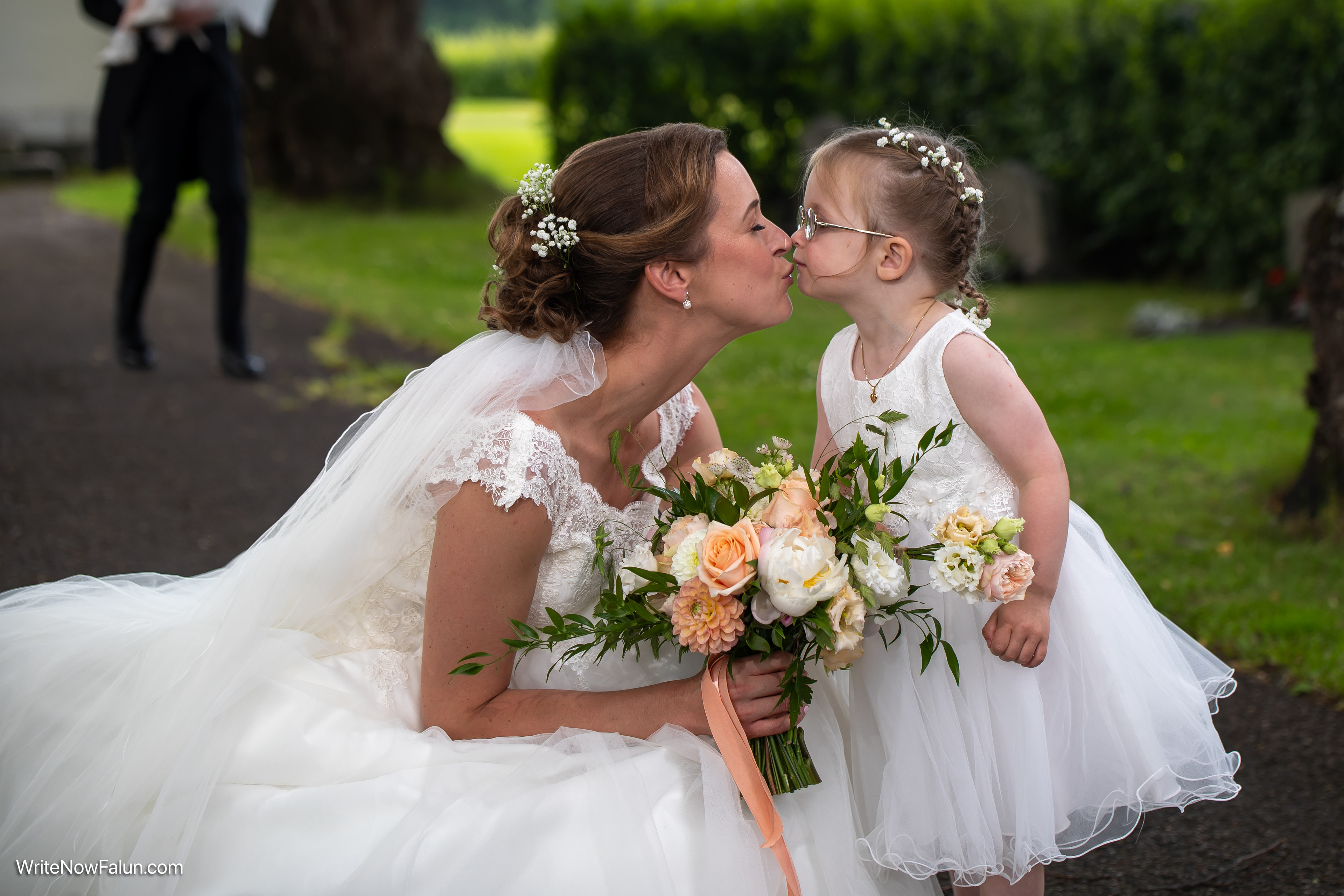 Hanna, härlig bild med dotter på bröllopet