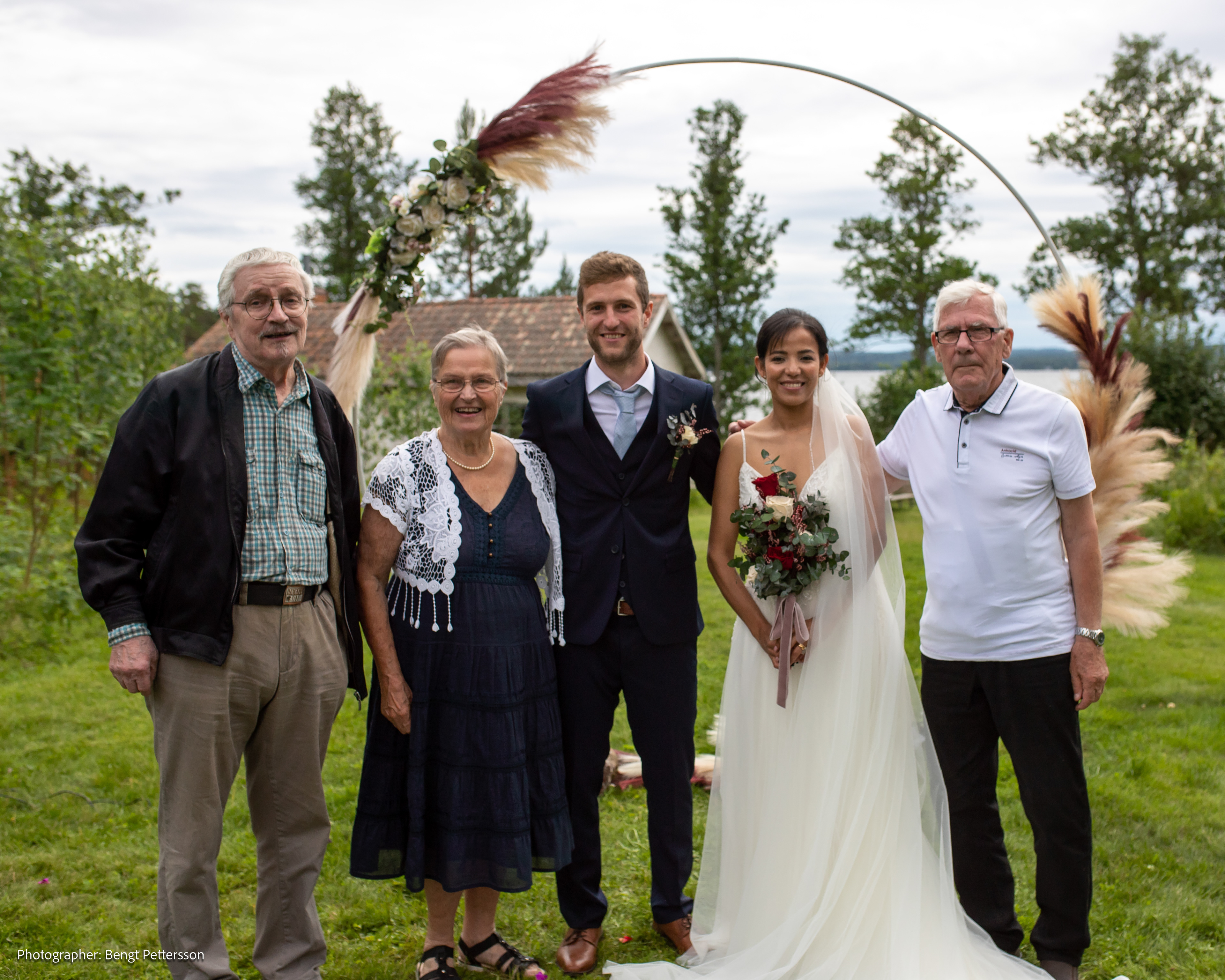 Filip & Dovannia med morfar Kjell, farmor Britt-Marie och farfar Kurth 17 juli 2023