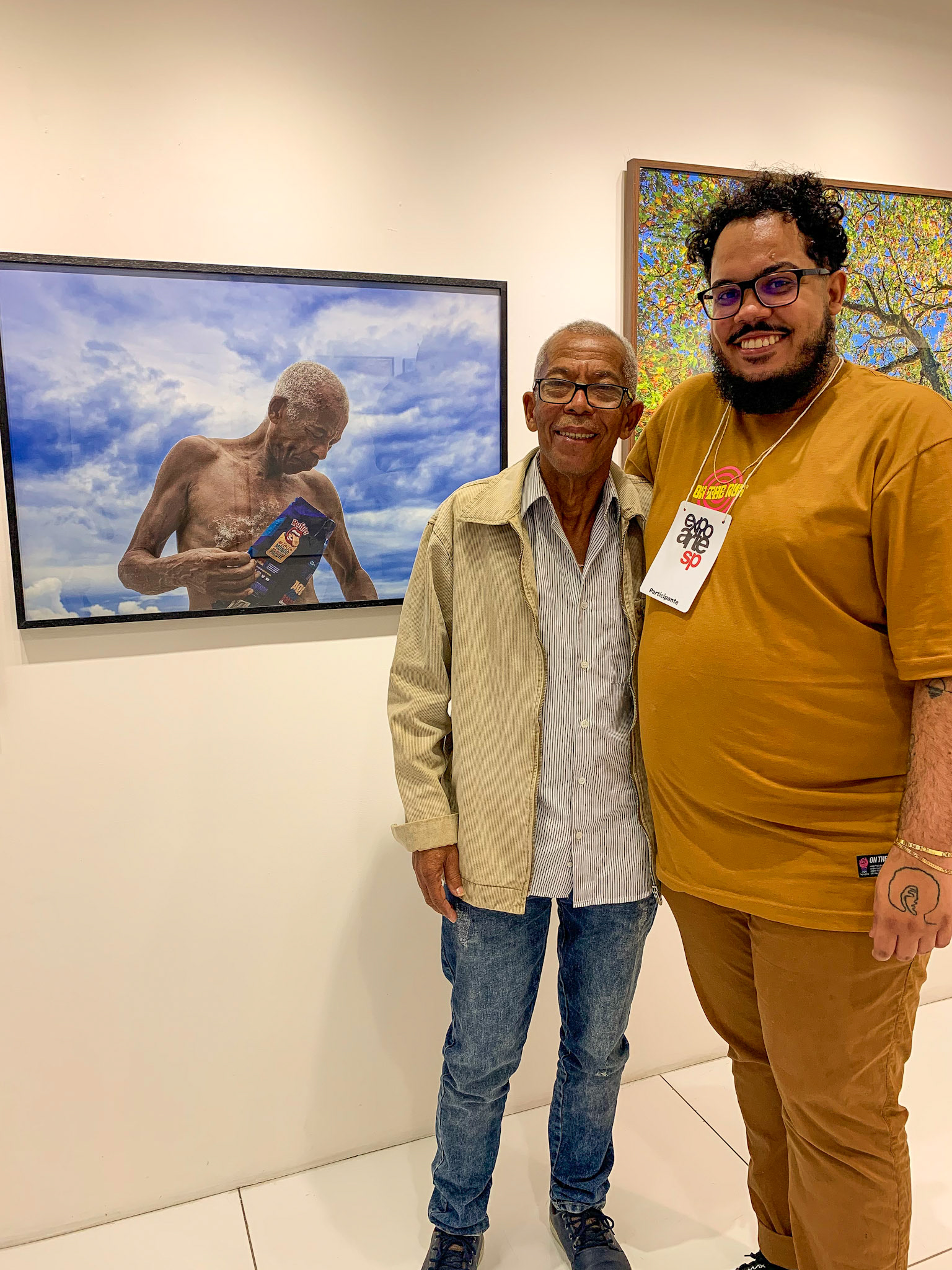 Eu e meu pai ao lado da obra This Represents Brazil more than soccer and samba.