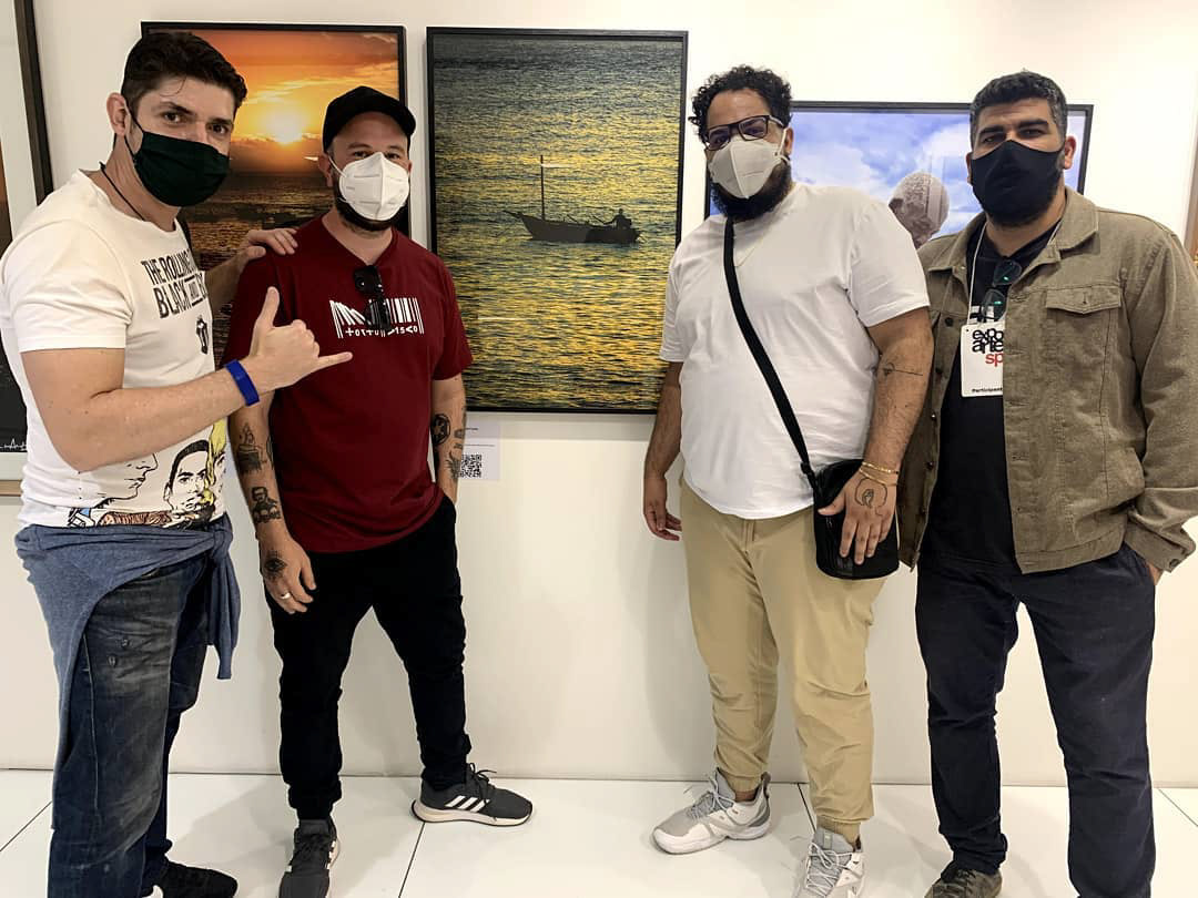 Eu e outros artistas que conheci na exposição