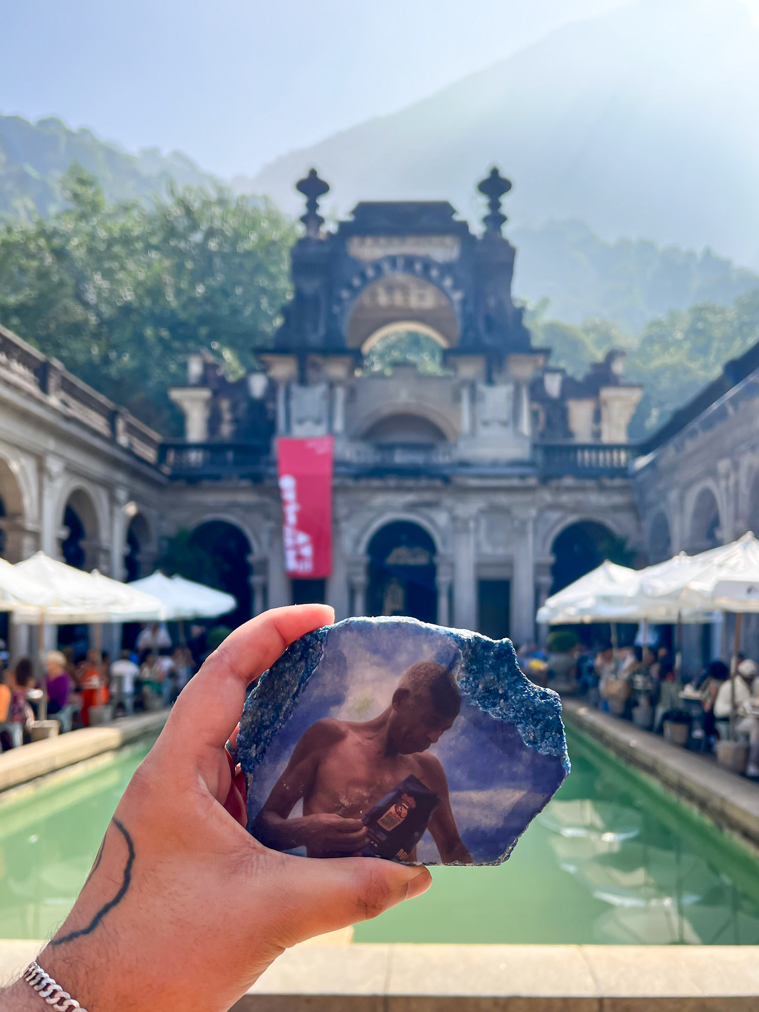 Obra brasilidade sendo exposta no Parque Lage