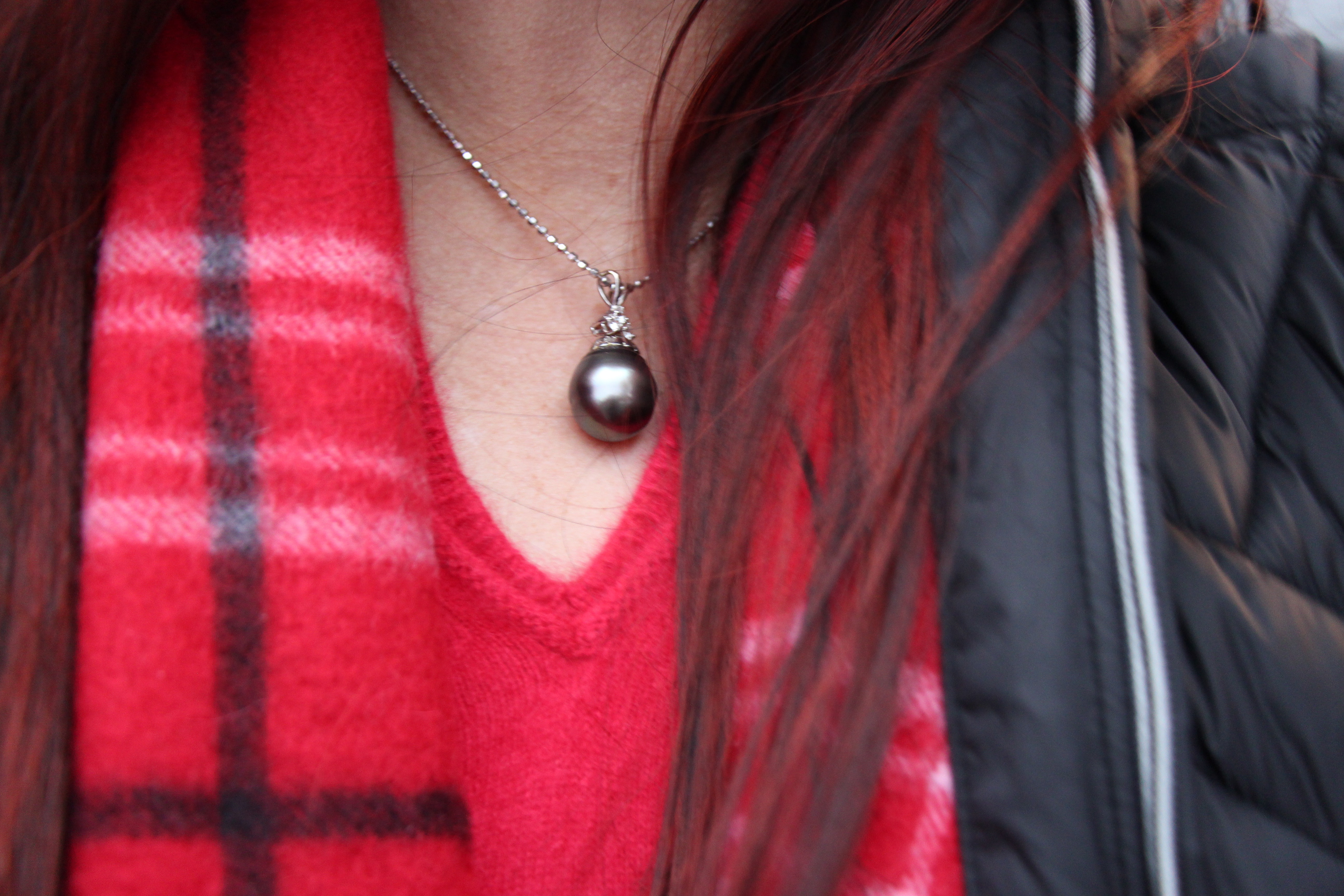 The Black Pearl: Photo taken with a focus on the pearl necklace with its surroundings.
