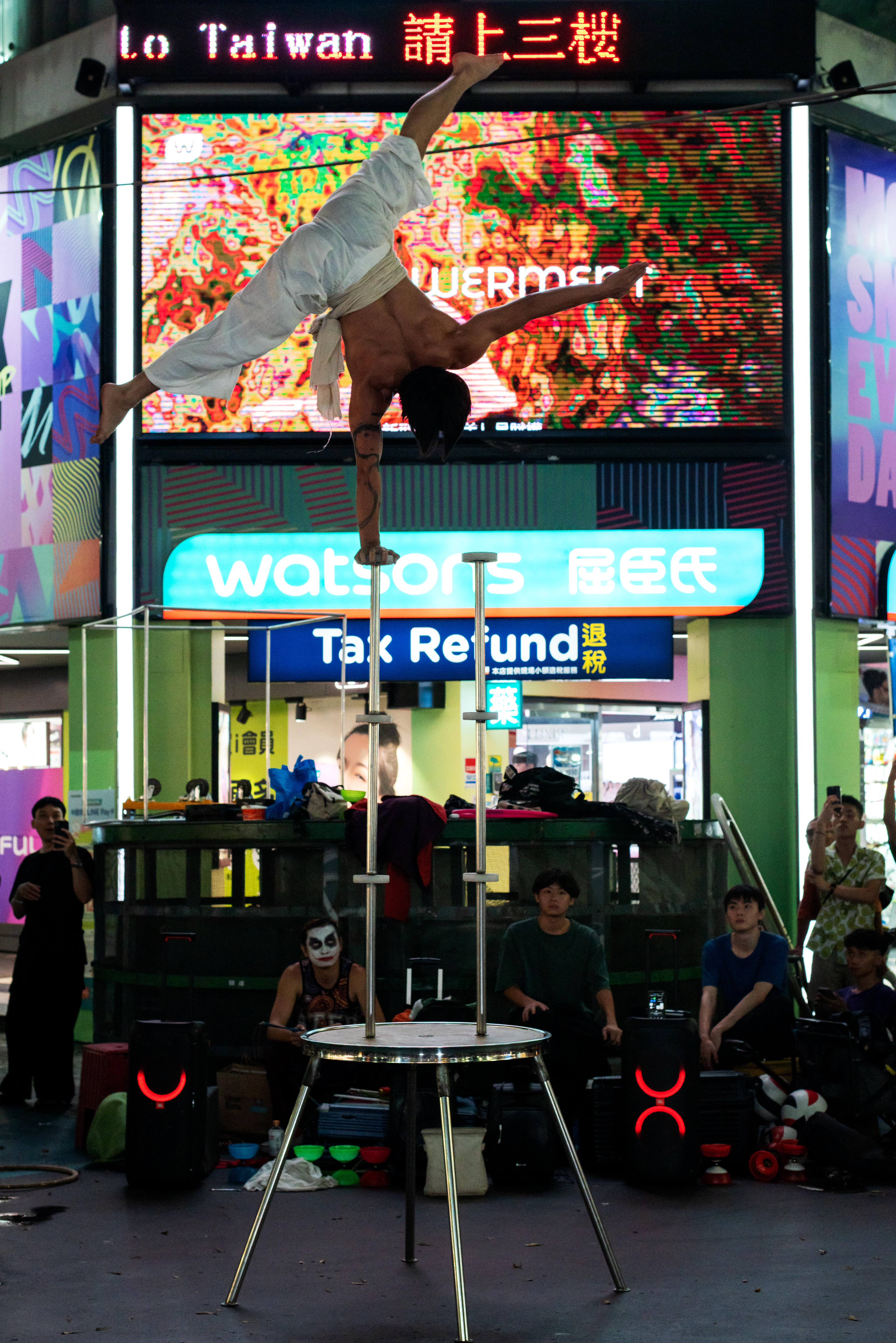 a street performer in Ximending