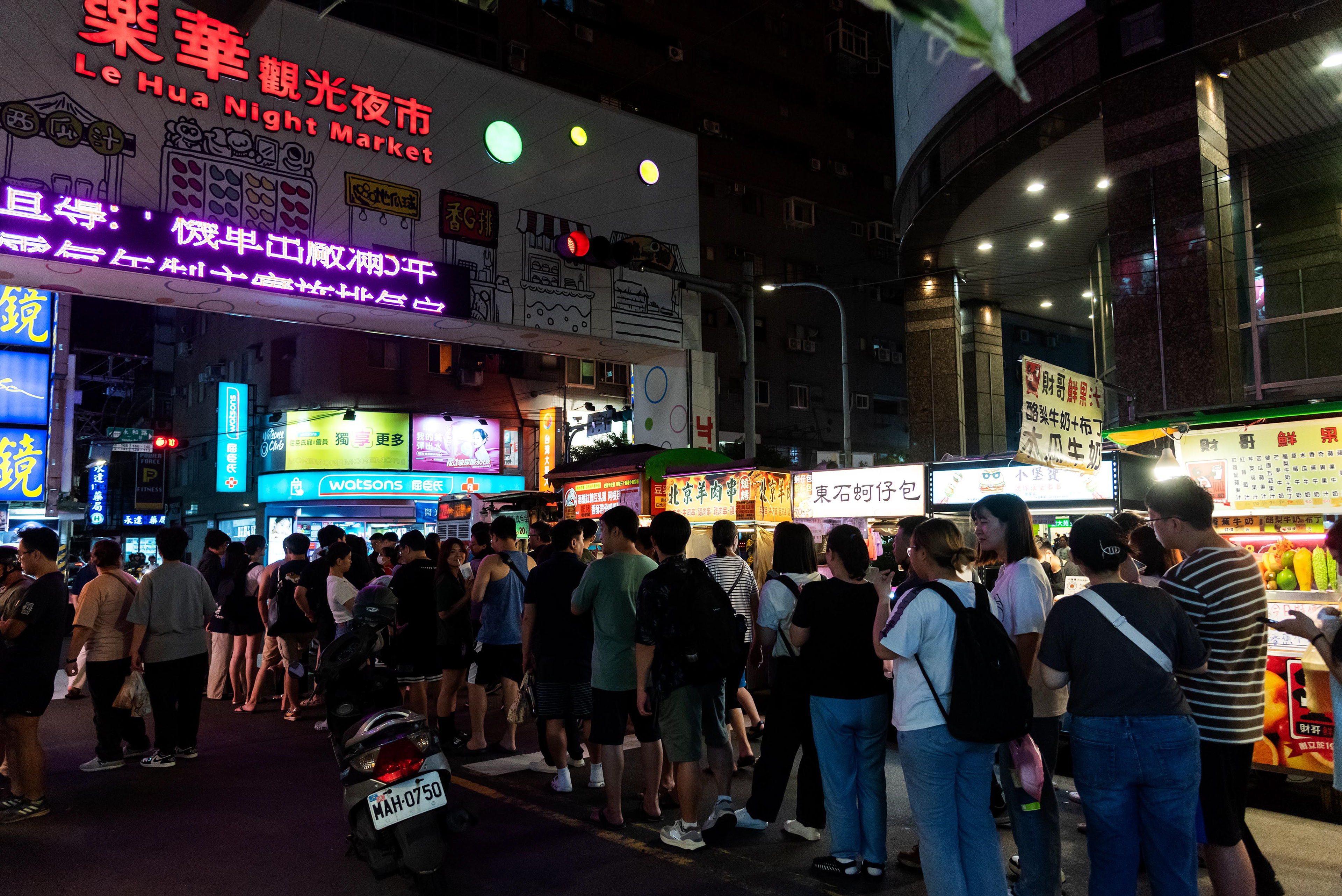 people in line at the entrance of Le Hua Night Market in Taipei
