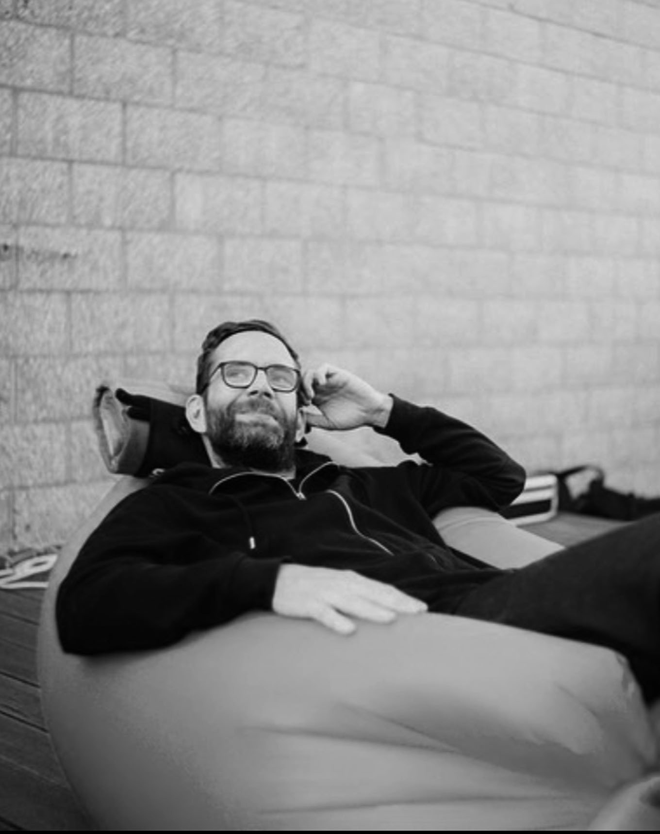 Tomáš testuje sezení na festivalu KI-NO