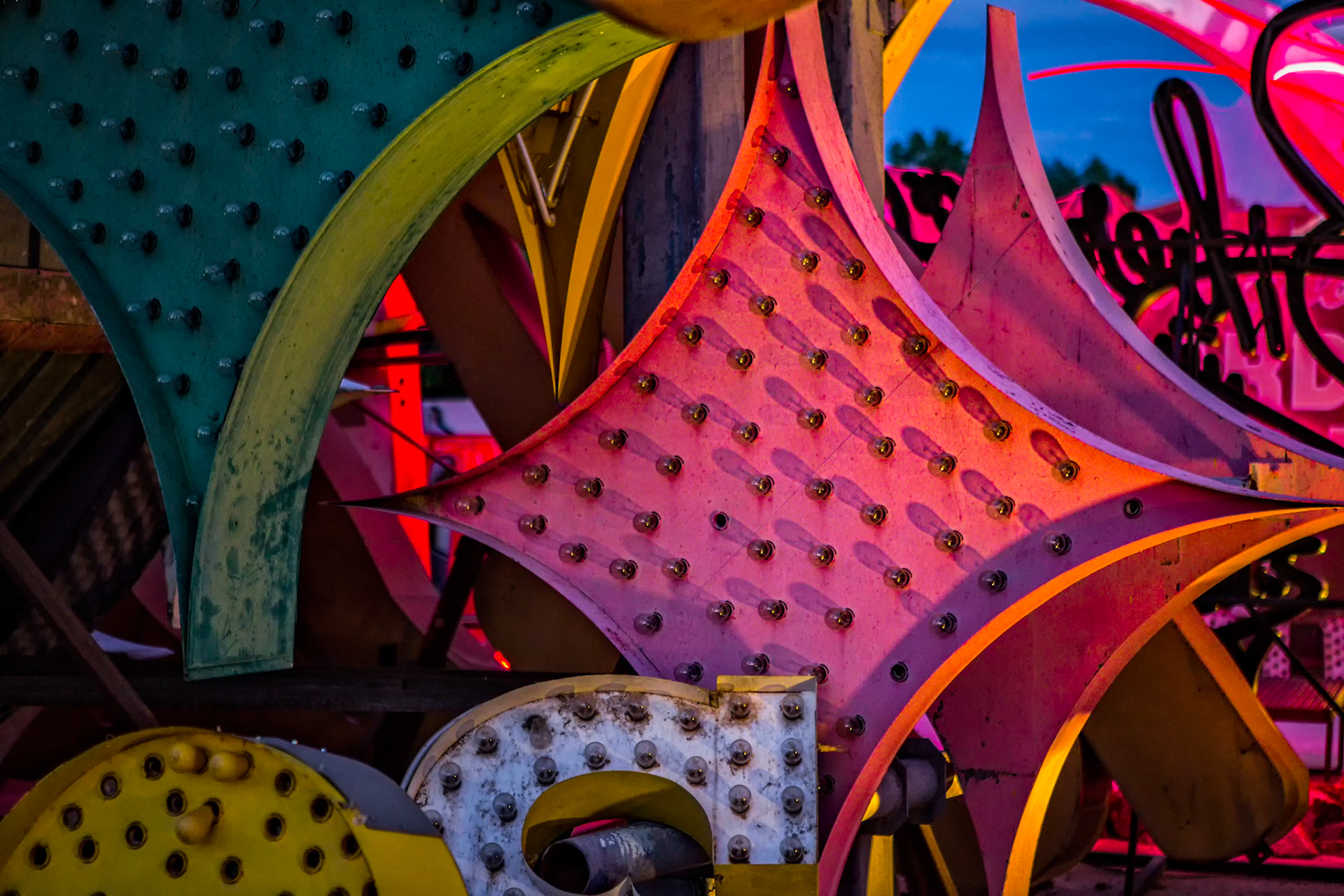 THE DETAIL OF GLOW