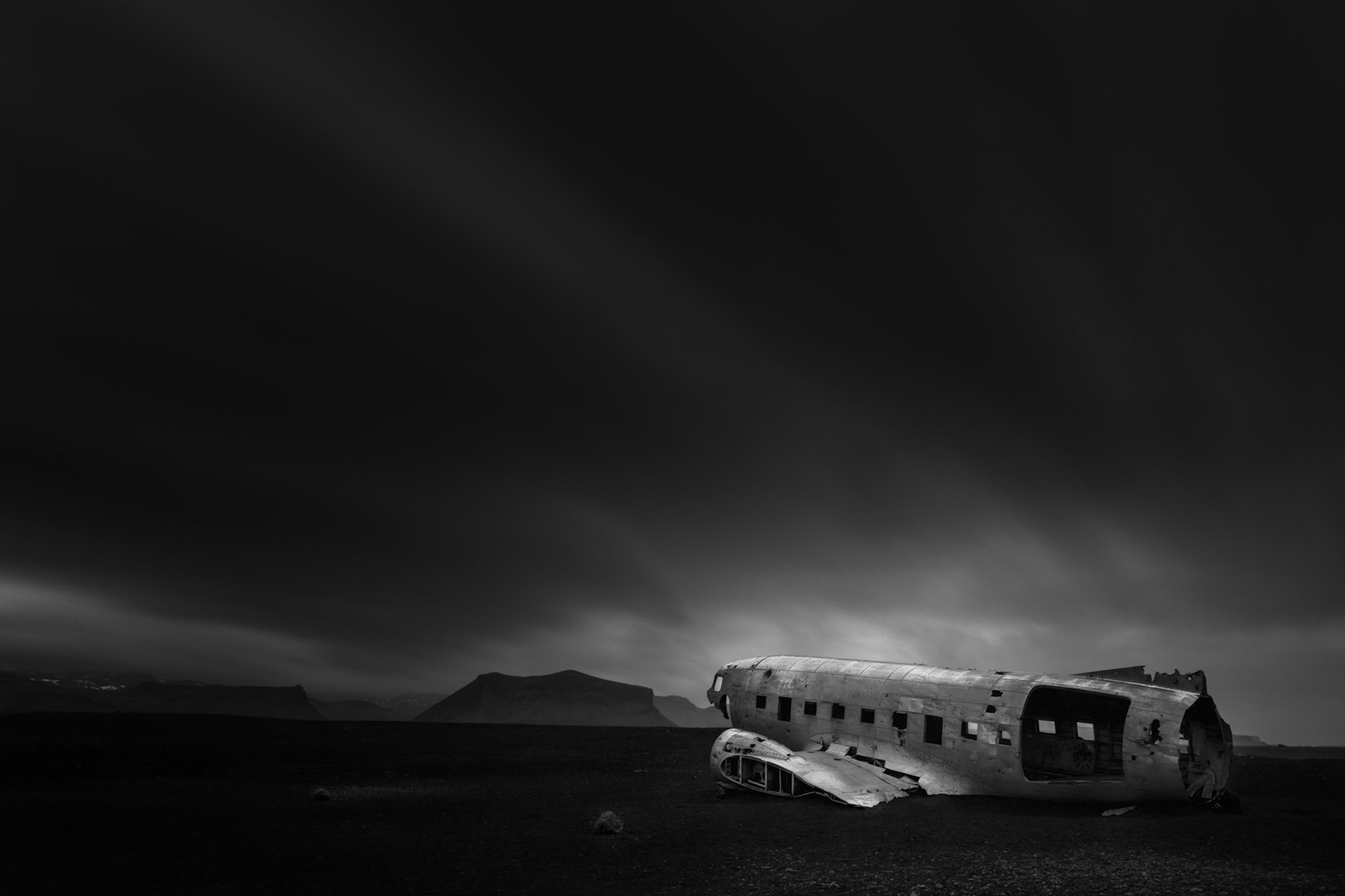 1973 SOLHEIMASANDUR DC-3 WRECKAGE