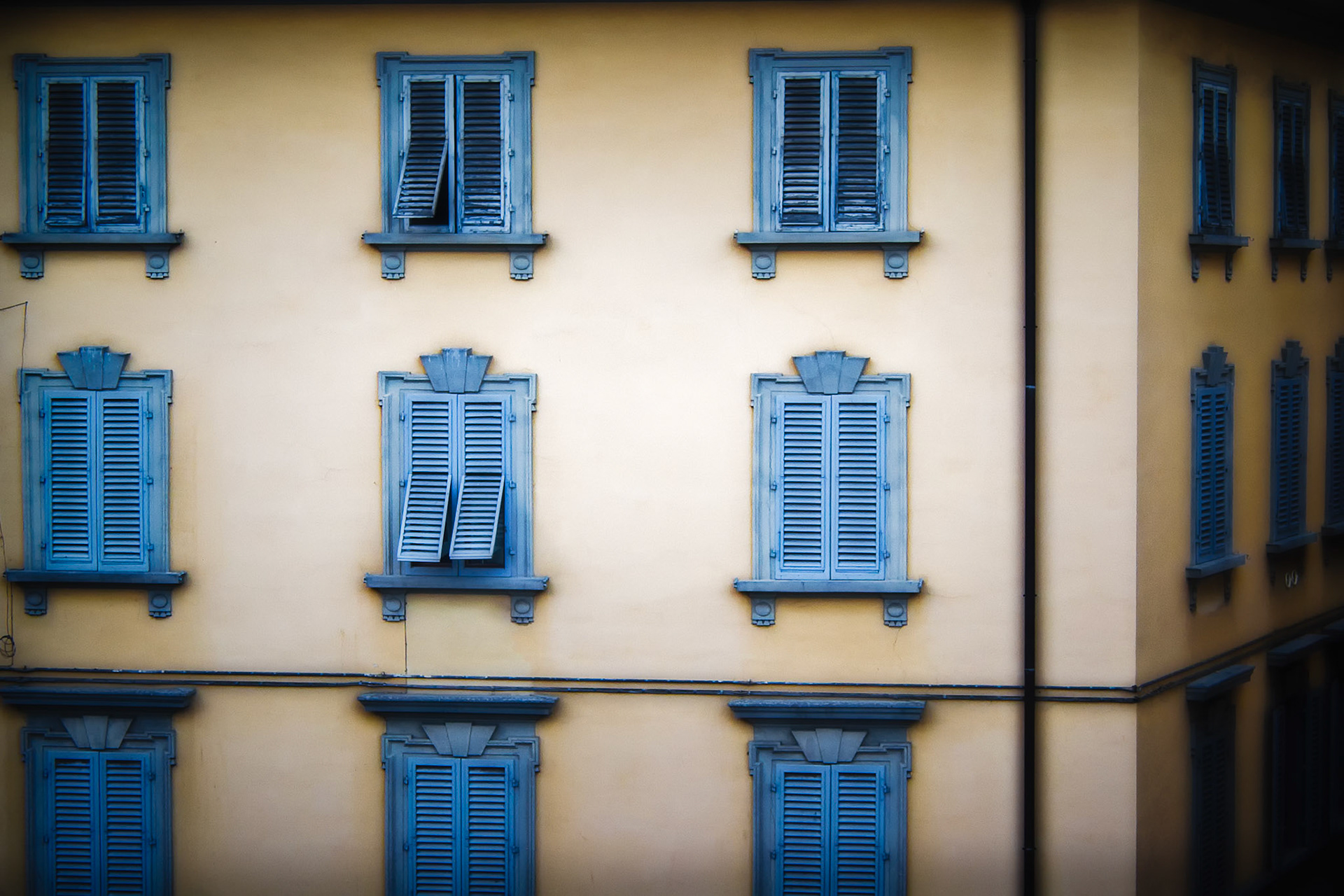 BLUE SHUTTERS | FLORENCE