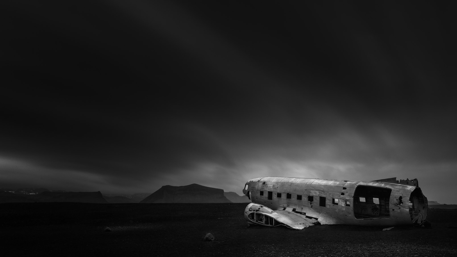 1973 SOLHEIMASANDUR DC-3 WRECKAGE