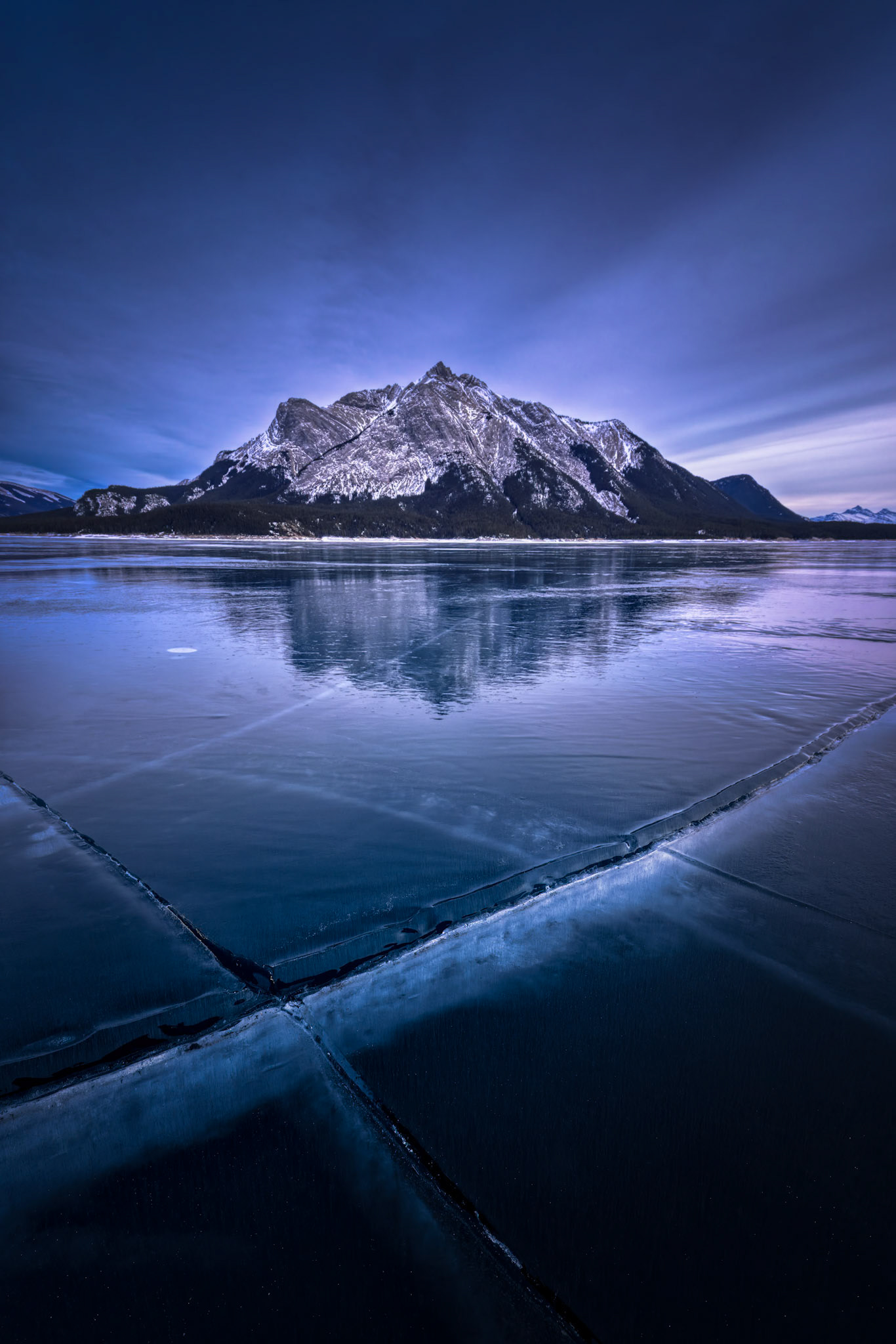 FROZEN SILENCE  There are landscapes that impress through scale, and there are landscapes that captivate through stillness. This image accomplishes both.