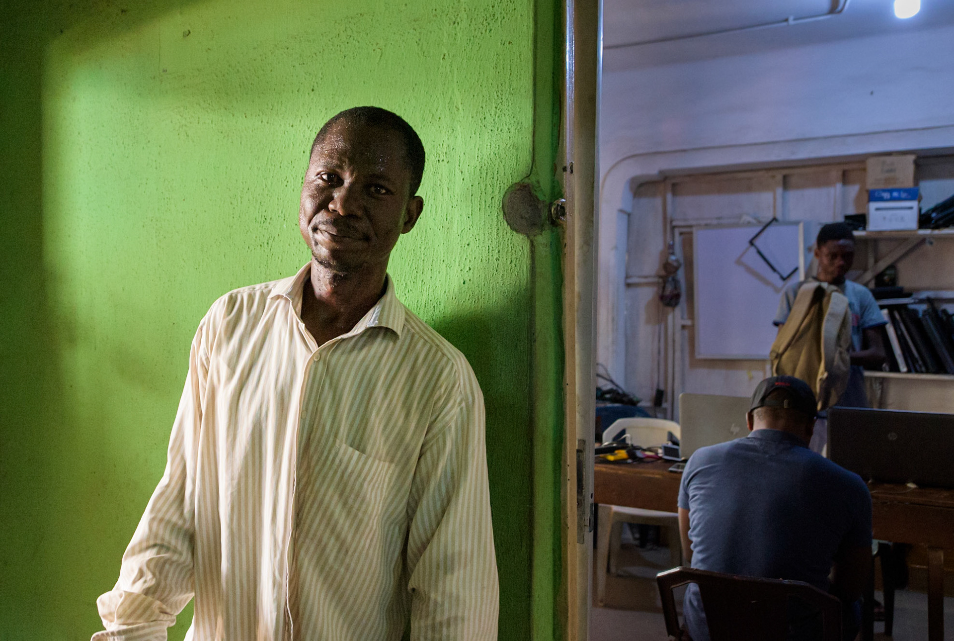 After a long odyssey, Ivorian refugee Vassodia Bamba managed to work in his profession and repair computers in Ikorodu market, Lagos State. Ⓒ UNHCR/Emmanuel Campos