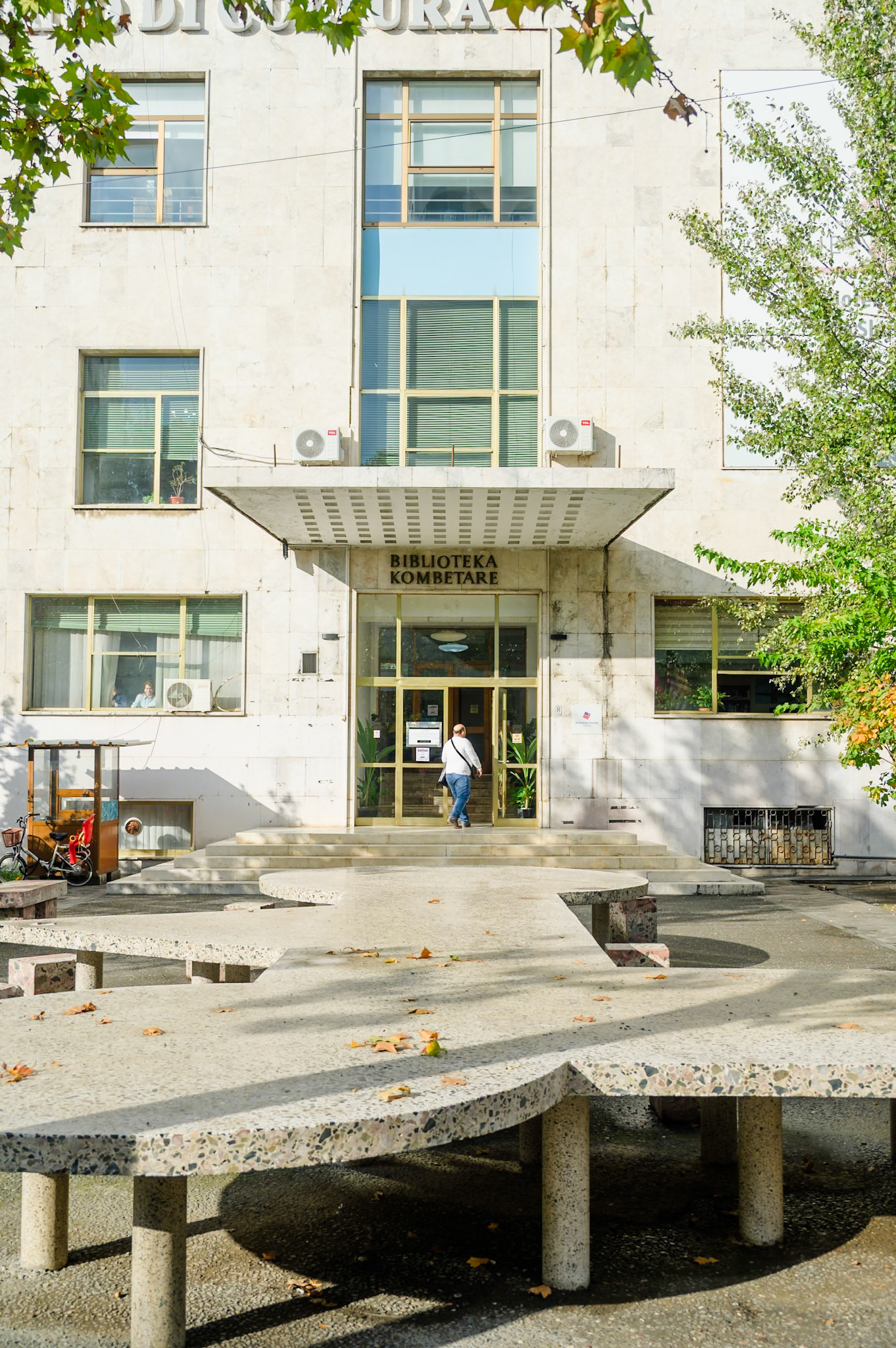 Biblioteka Kombëtare · Tirana