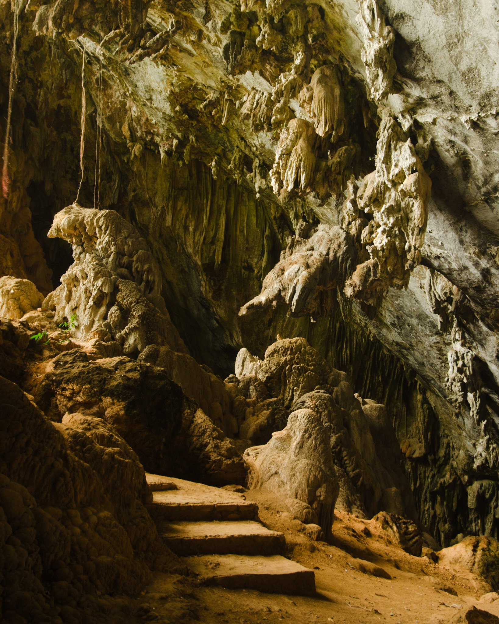 Cave dwellings, Hpa An