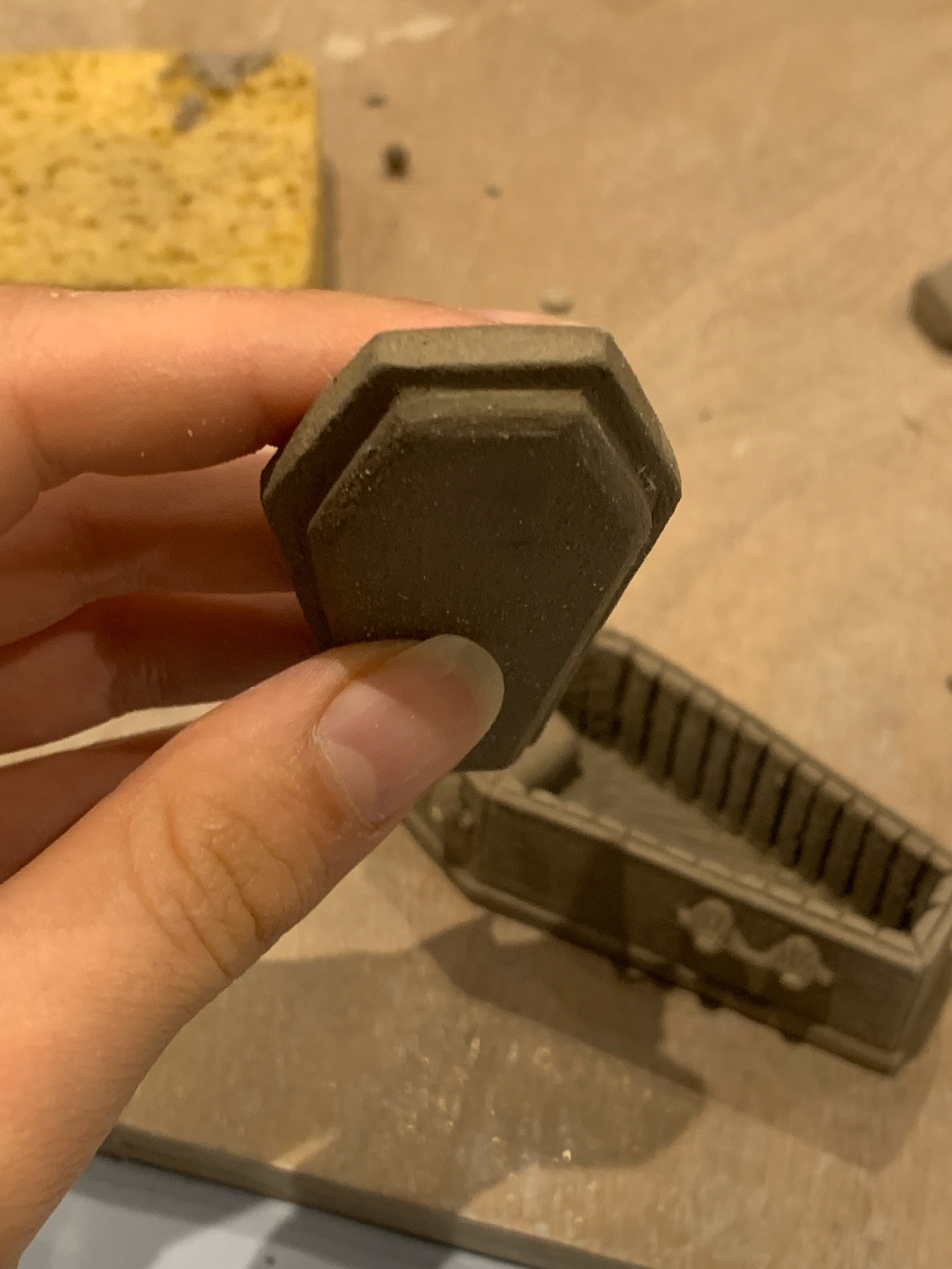 réalisation d'un mini cercueil en céramique pour l'artiste Florian Bézu