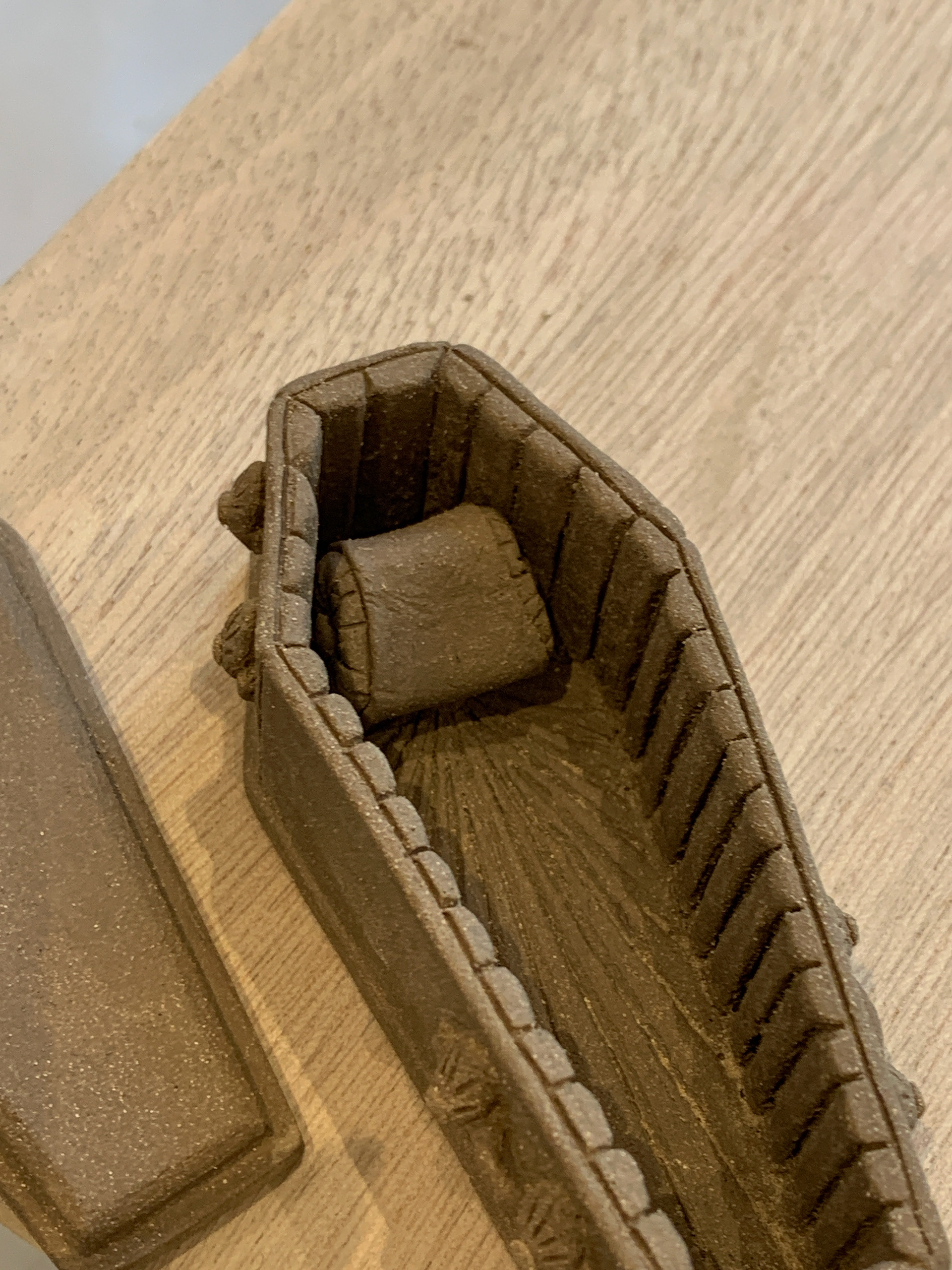 réalisation d'un mini cercueil en céramique pour l'artiste Florian Bézu