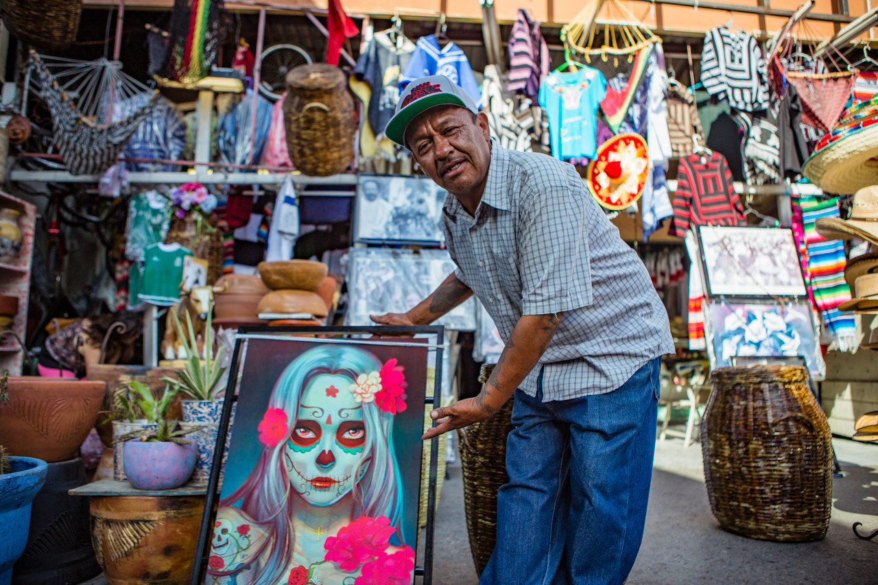 While many traditional handicrafts can be found for sale, almost exclusively for tourists, much of the decorative items being offered are a blend of old and new styles.