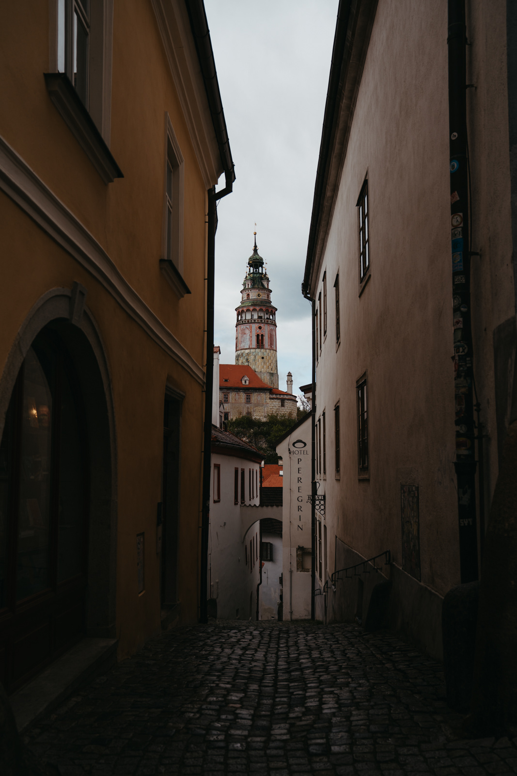 A narrow walkway through Český Krumlov
