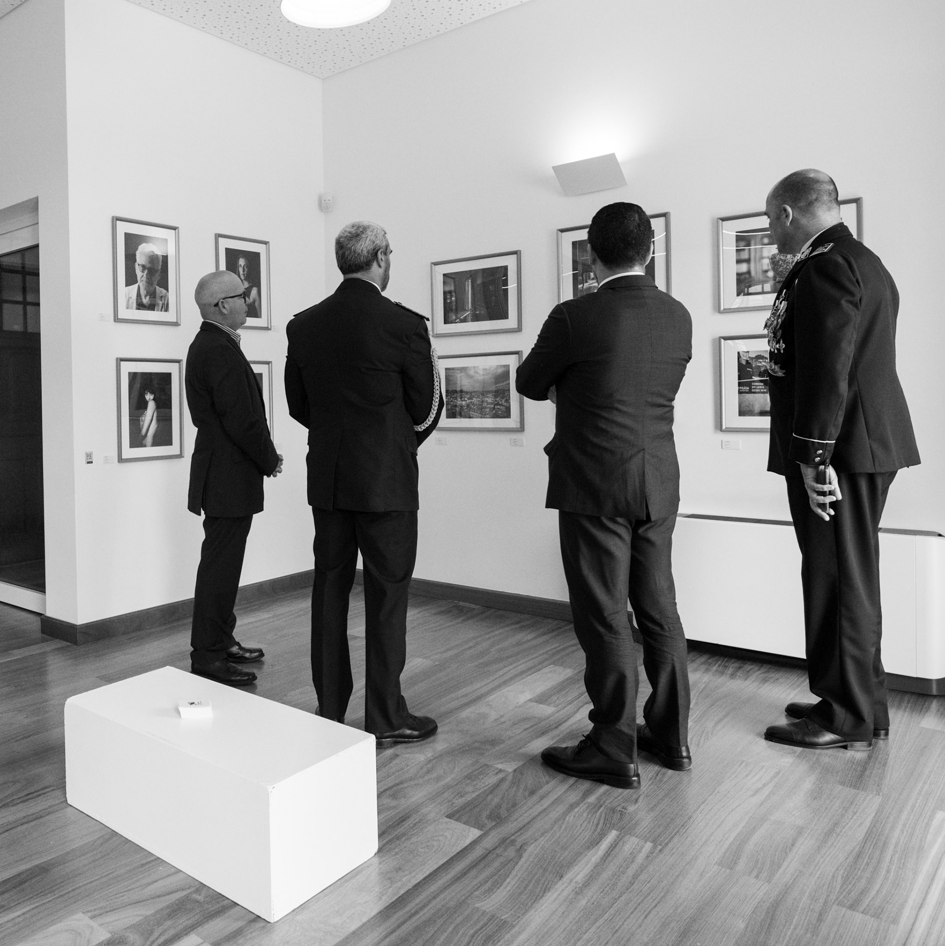 O fotógrafo mostra o trabalho às altas individualidades