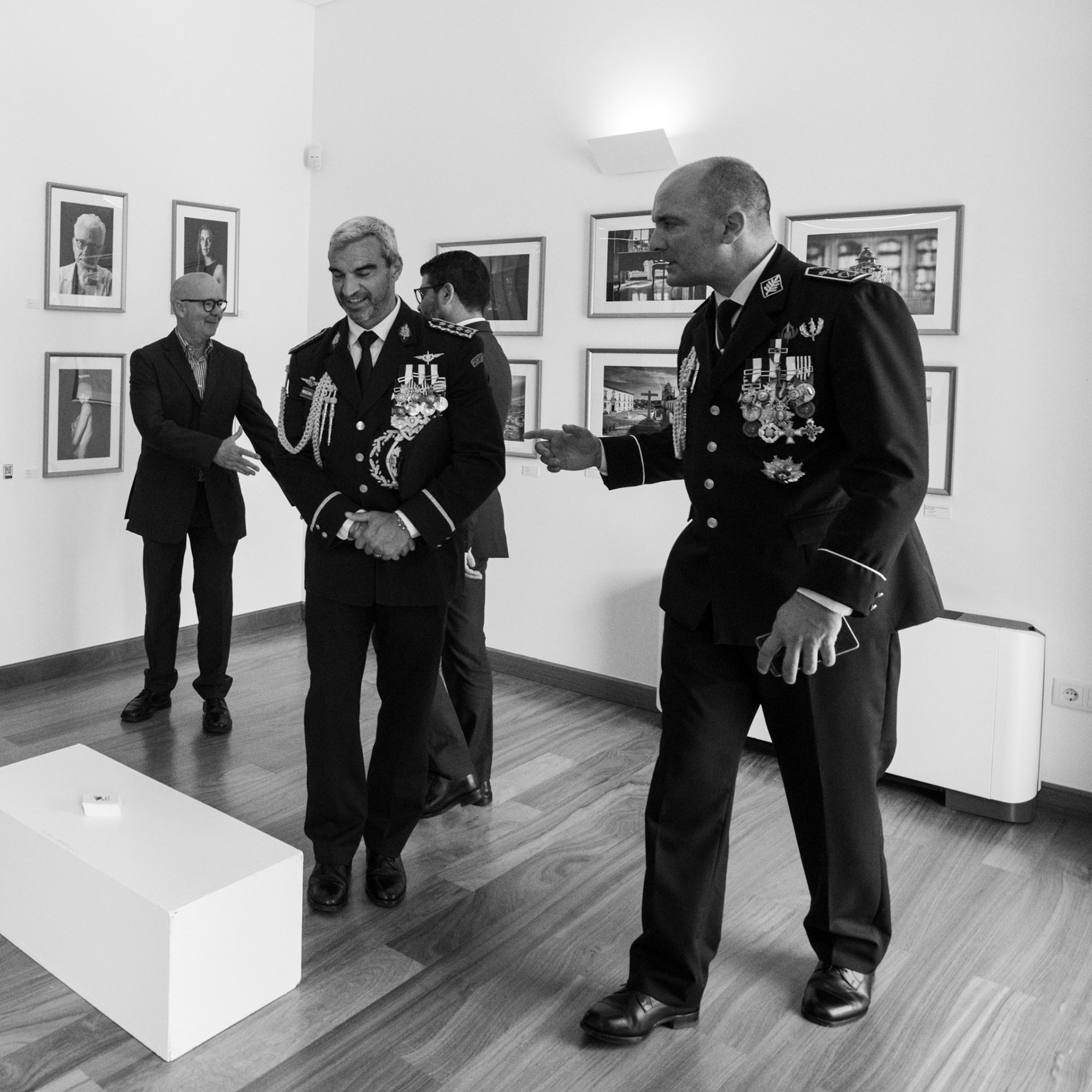 O fotógrafo mostra o trabalho às altas individualidades