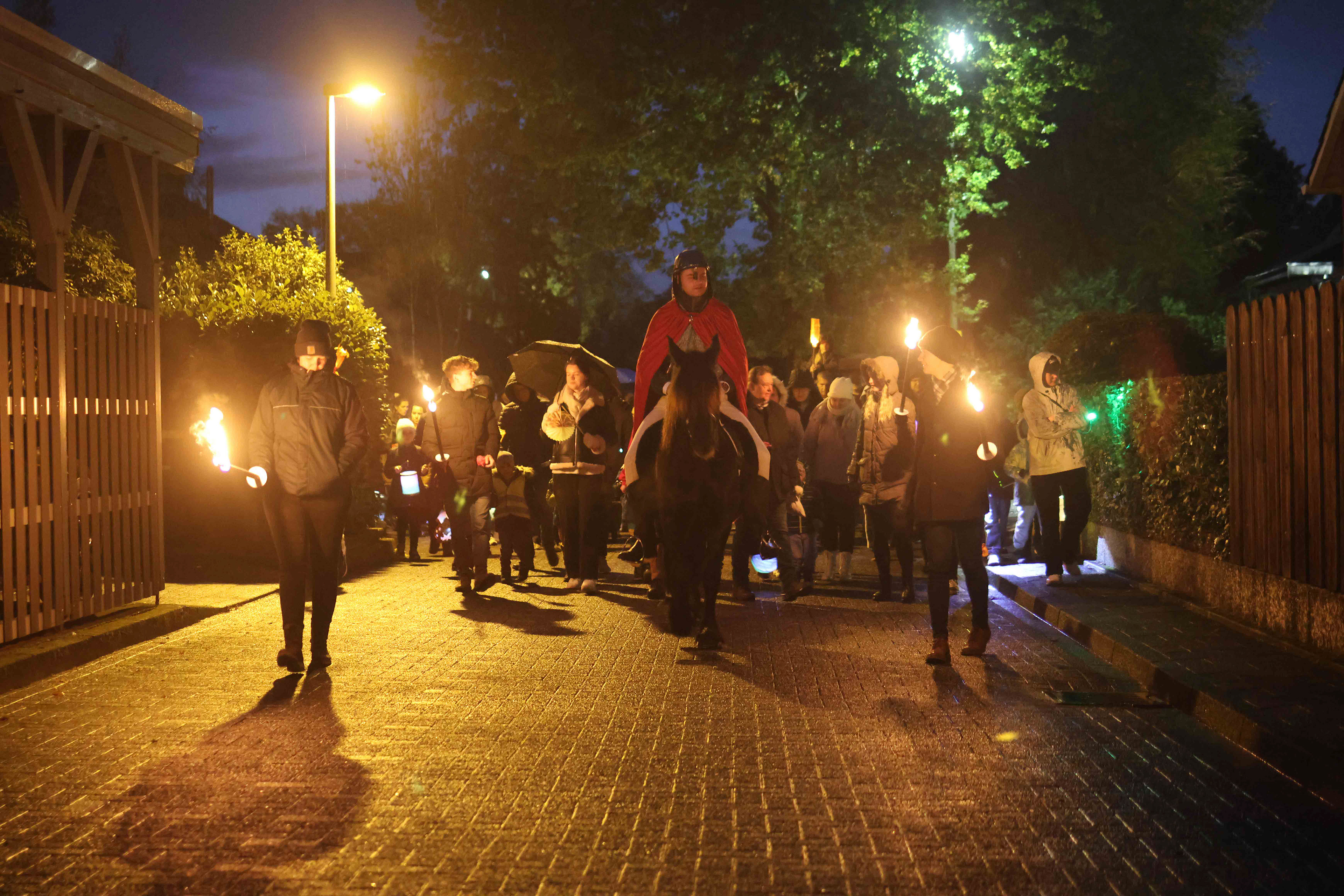 Viele Kinder und ihre Eltern sind trotz des regnerischen Herbstwetters gekommen.