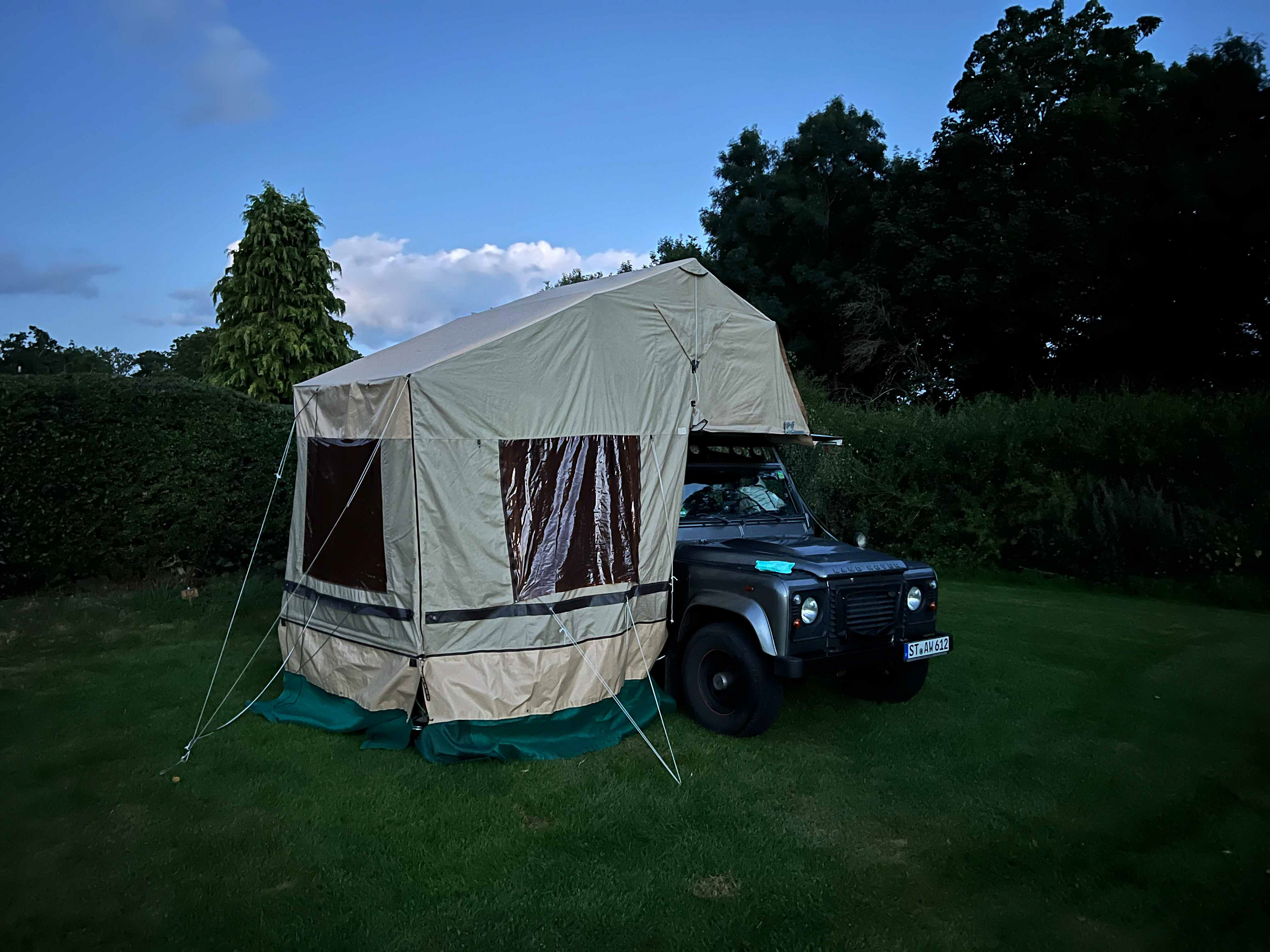 Defender mit Dachzelt auf der Pecknell Farm in Barnard Castle