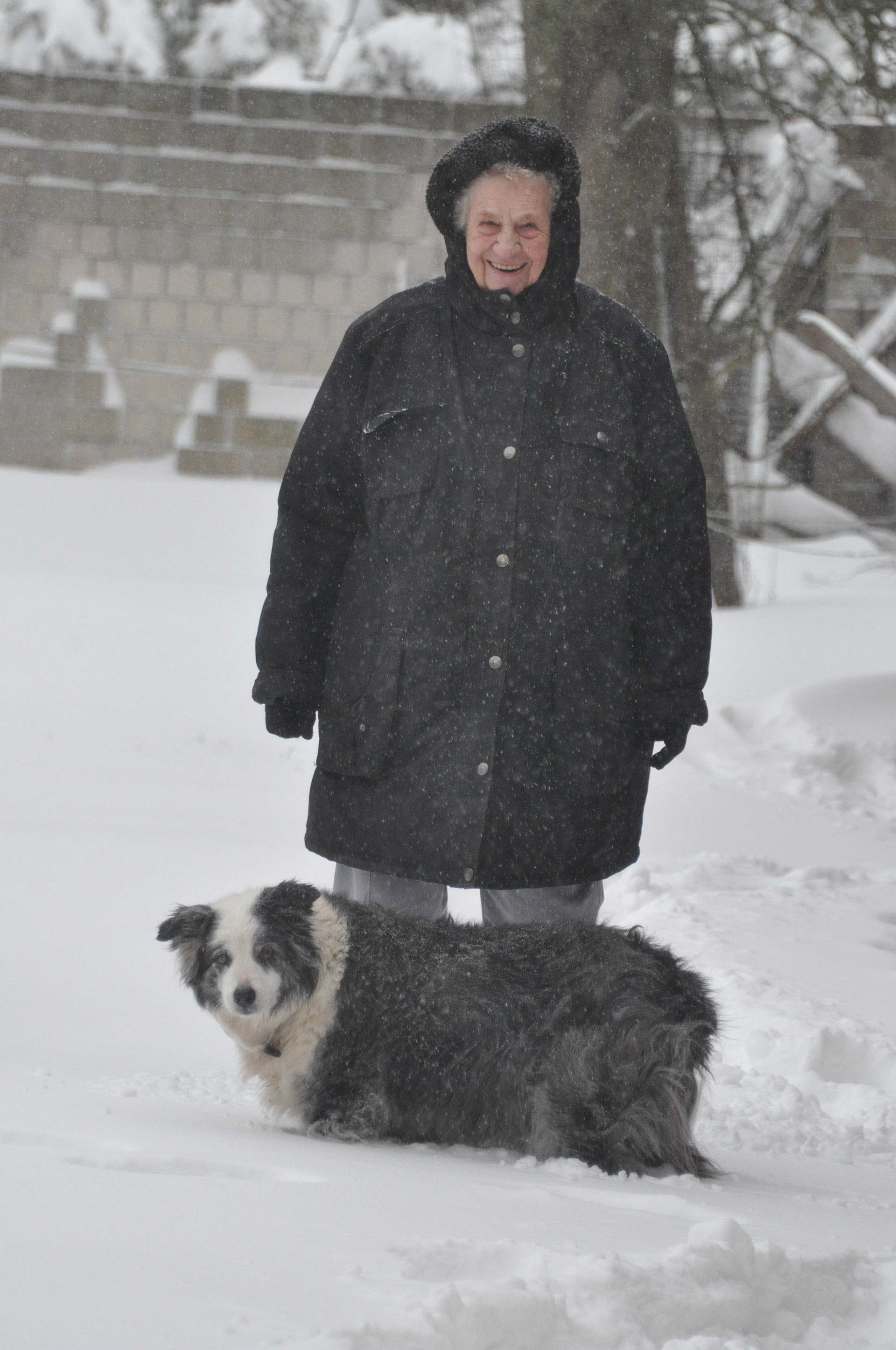 Oma und Luna im hohen Schnee