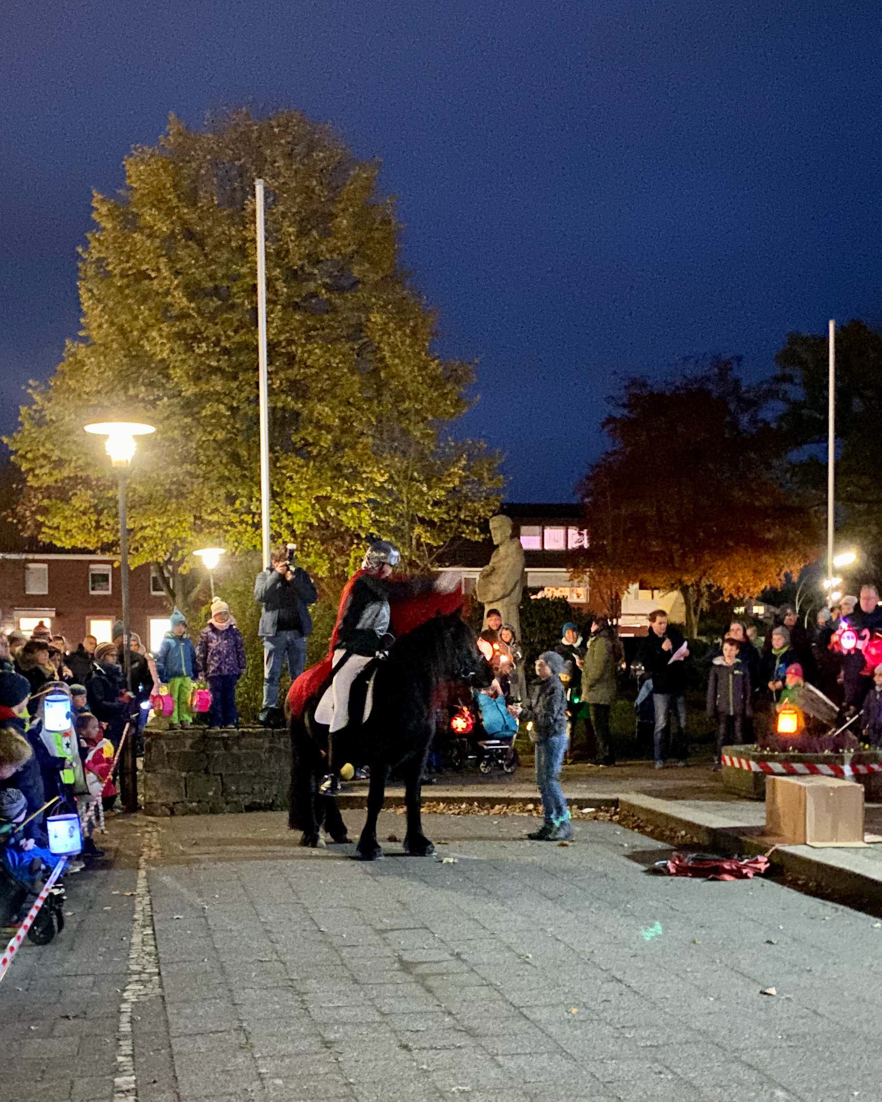 Die St. Martins Geschichte wird vor der Dorfkirche nachgespielt.